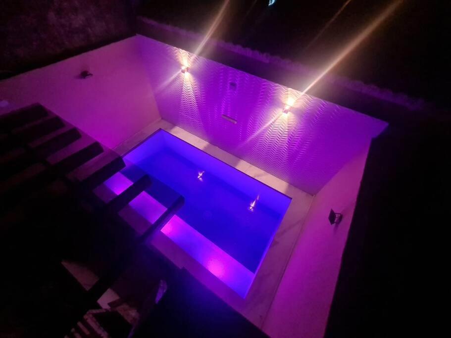 A Casa Linda Com Piscina Aquecida churrasqueira wifi pertinho da praia em Itanhaém