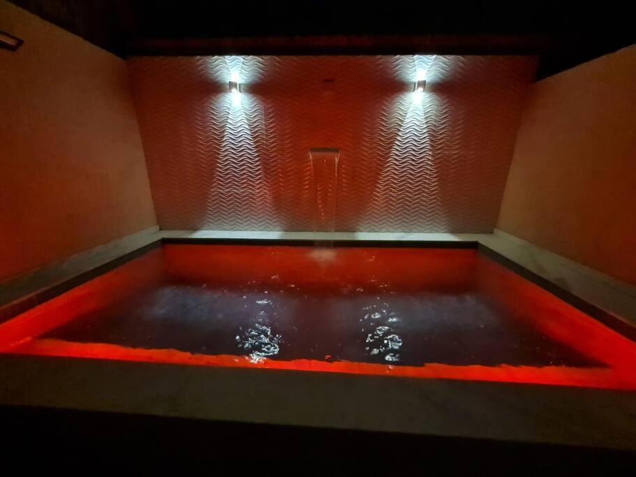 A Casa Linda Com Piscina Aquecida churrasqueira wifi pertinho da praia em Itanhaém