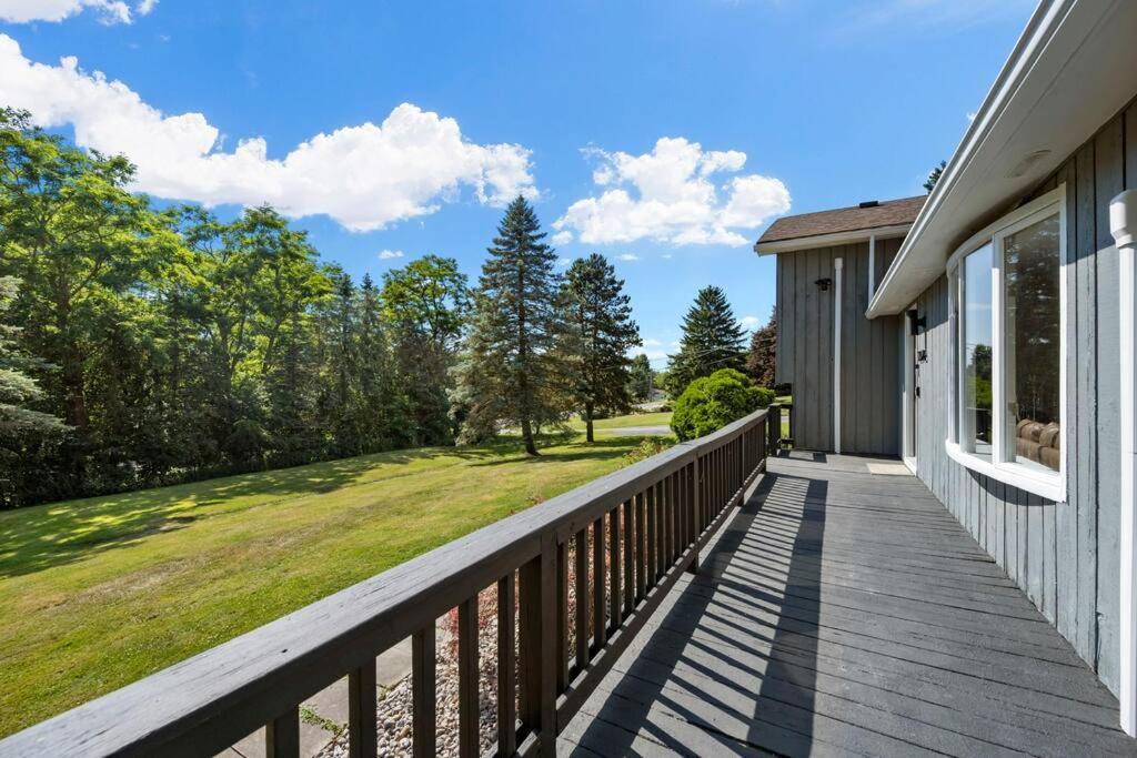 *NEW* Large Backyard ~ Game Room ~ Firepit ~ Lake view 3