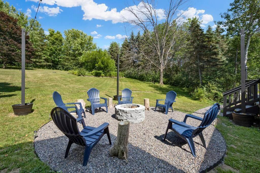 *NEW* Large Backyard ~ Game Room ~ Firepit ~ Lake view 5