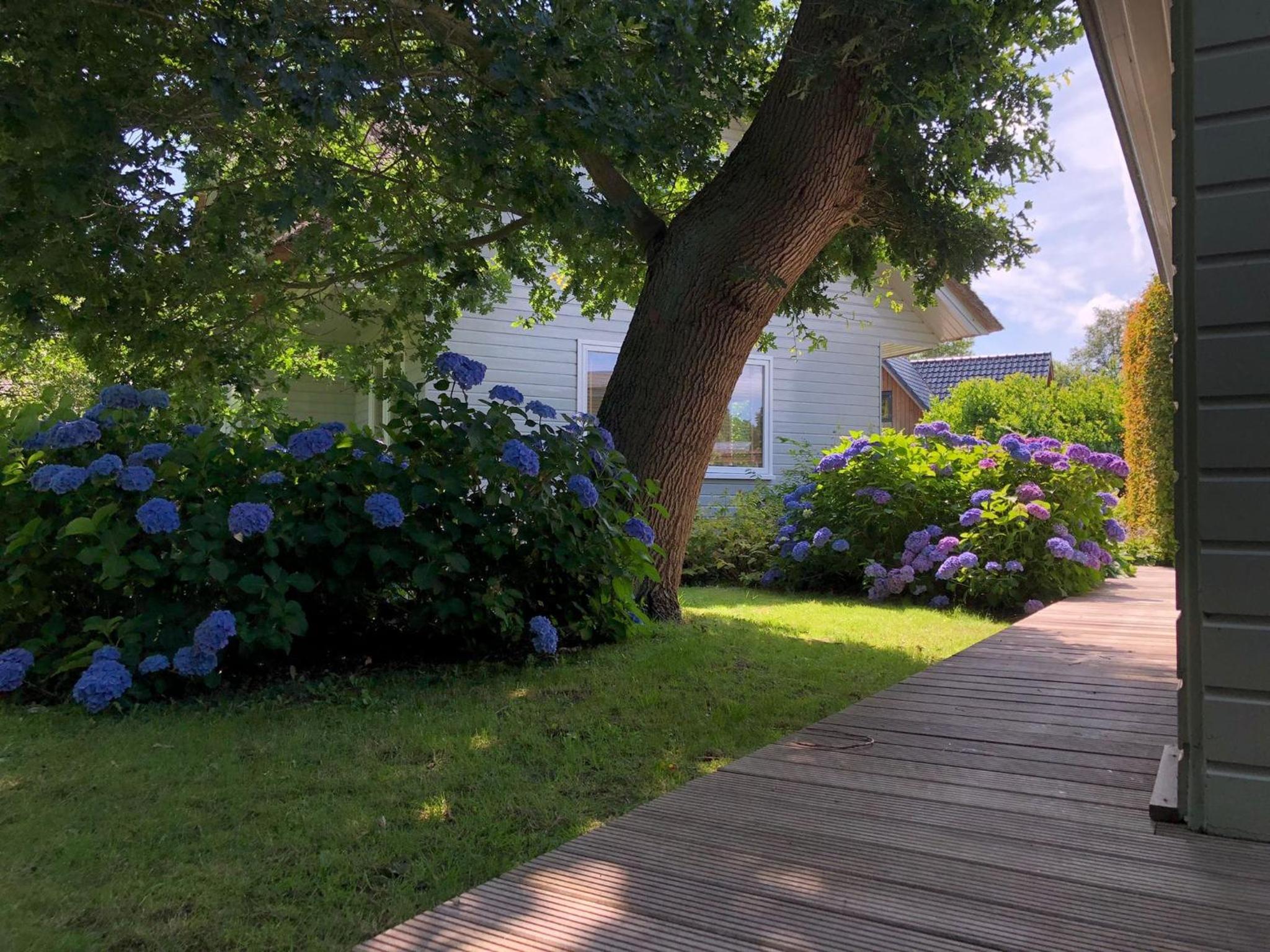 Idyllic Lakehouse - dog is welcome fenced garden view 4