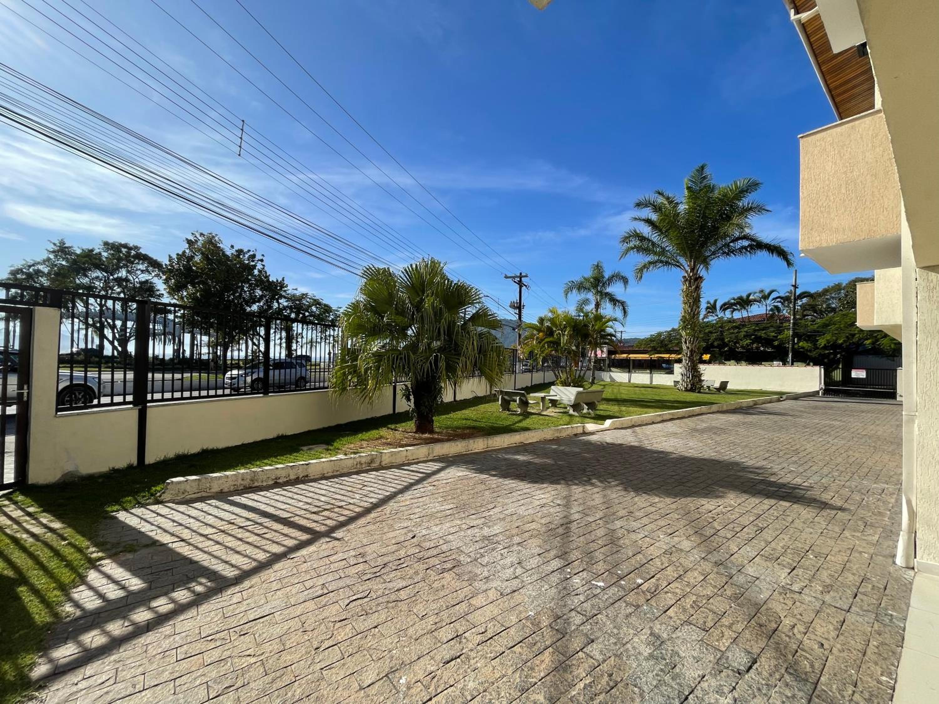 Apartamento Ubatuba, Itaguá, bem localizado, duas vagas de garagem view 4