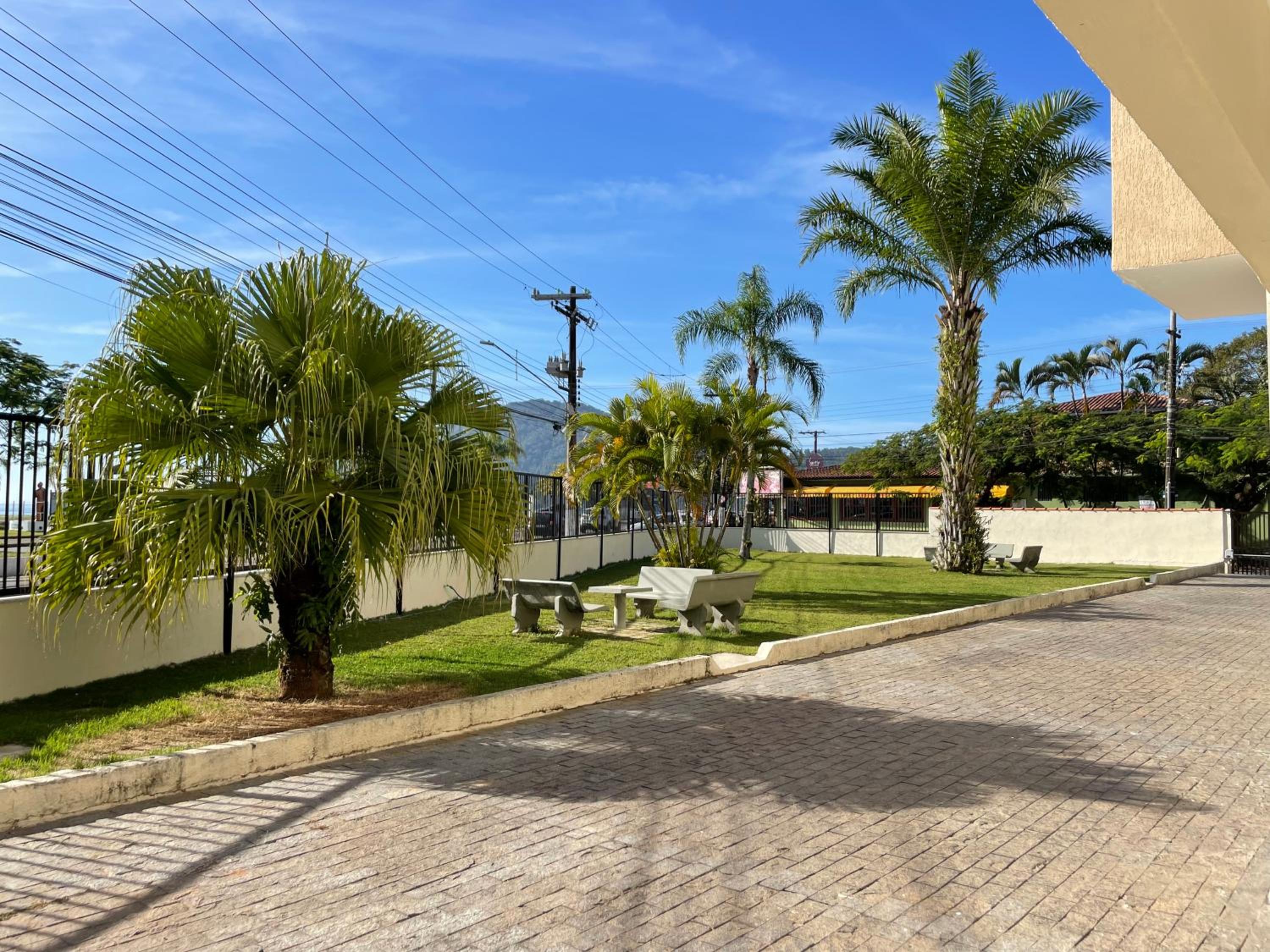 Apartamento Ubatuba, Itaguá, bem localizado, duas vagas de garagem view 3