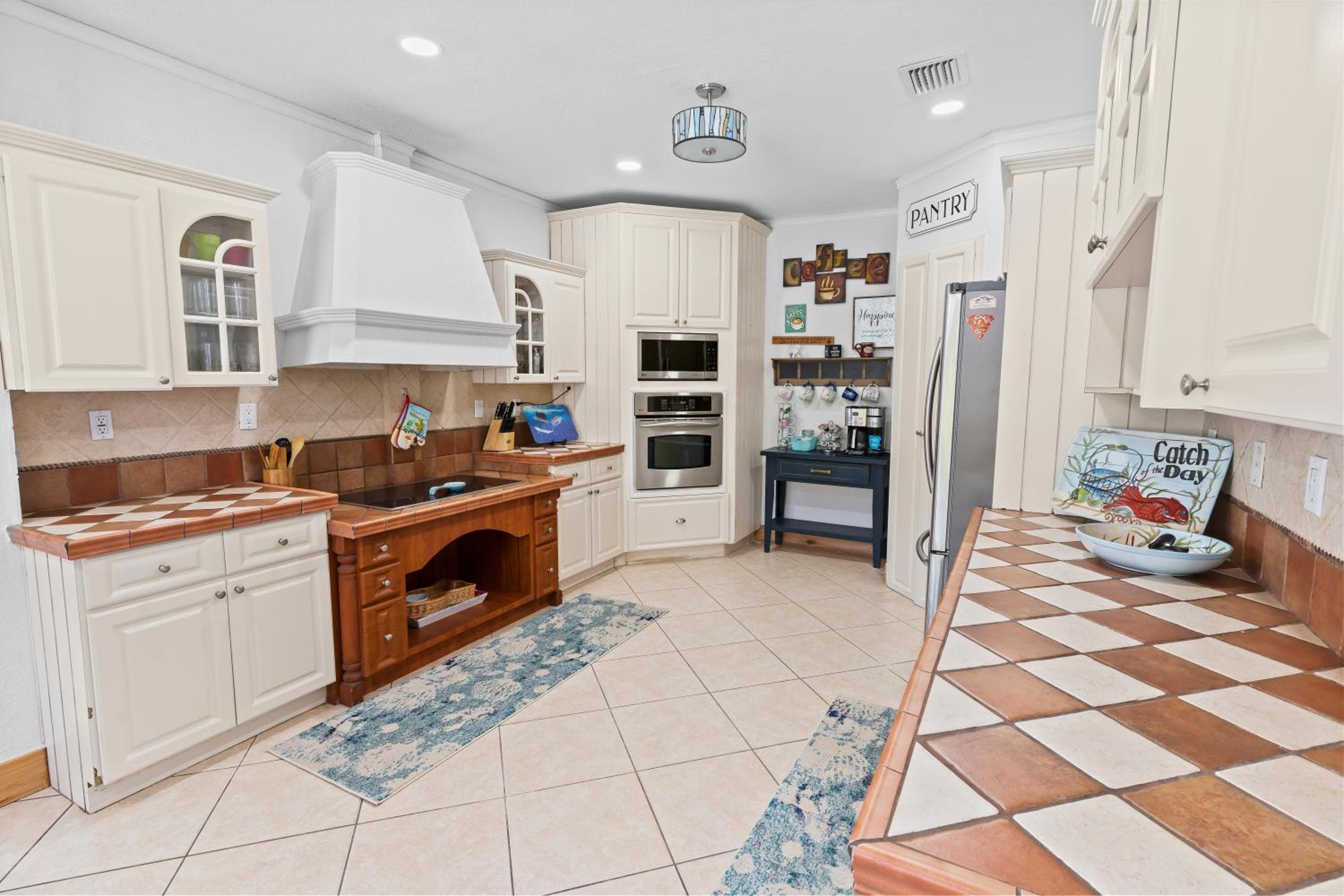 UPSCALE MANSION IN THE HEART OF MIAMI WITH POOL