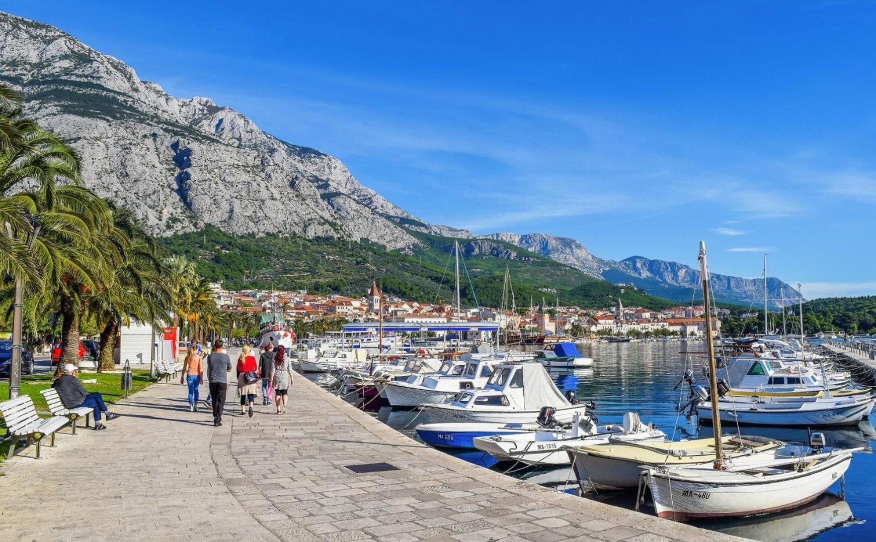 Old town Makarska apartments - central square view 2