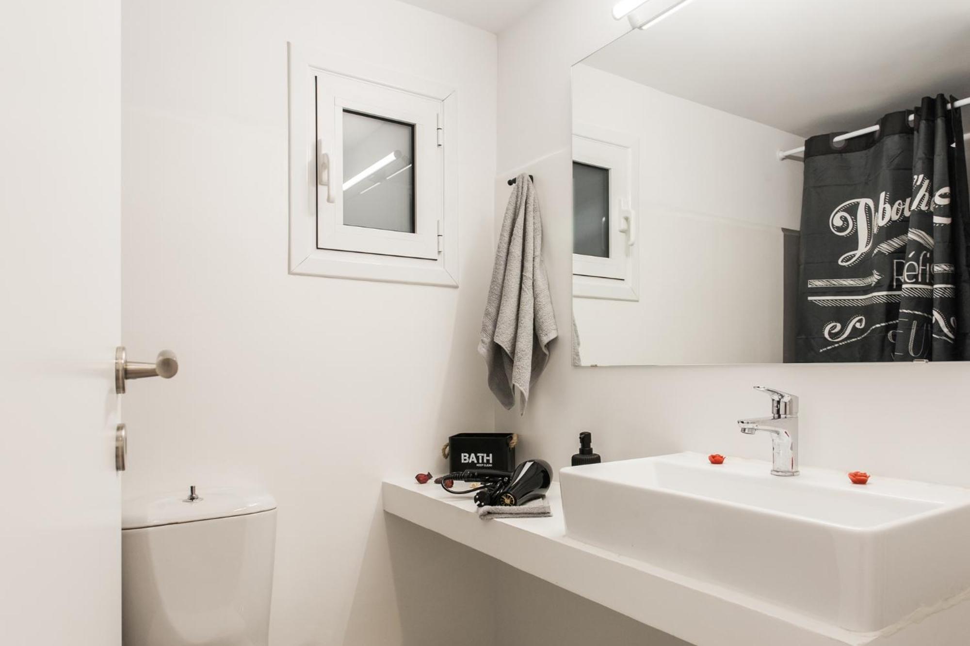 Museum of Modern Art Rooms in apartment, next to metro Suggrou Fix, walk to Acropolis