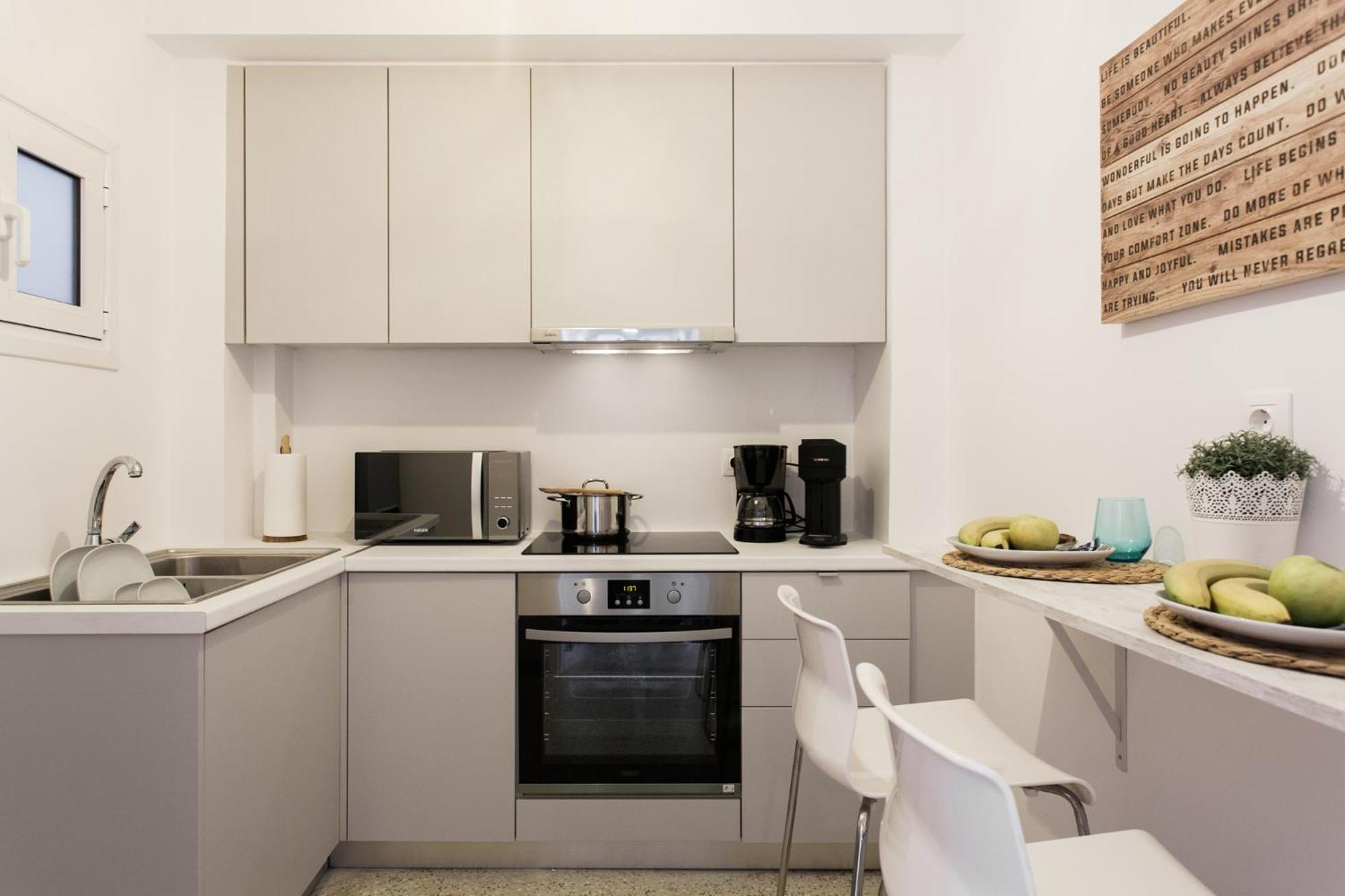 Museum of Modern Art Rooms in apartment, next to metro Suggrou Fix, walk to Acropolis