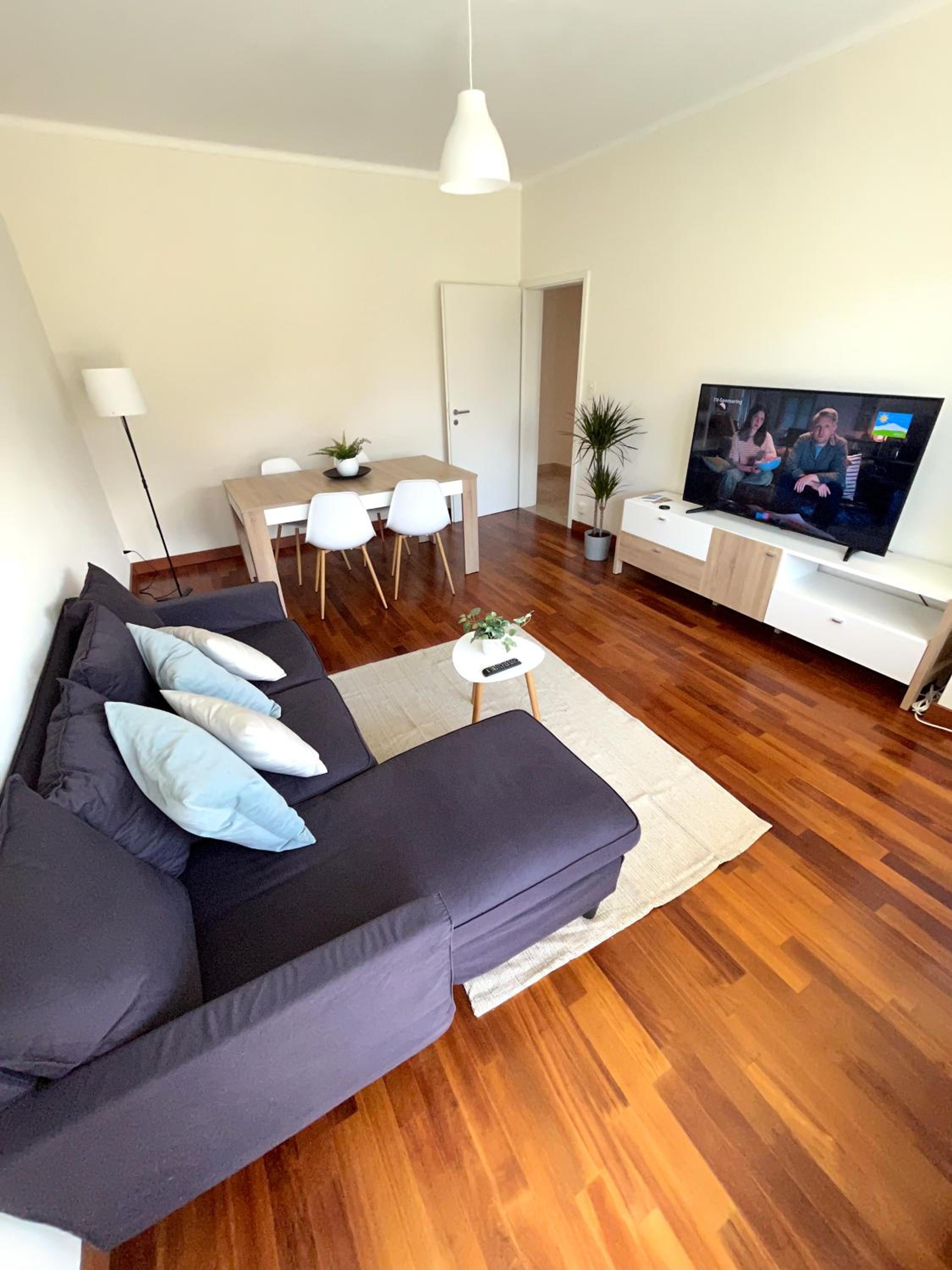 Cozy apartment with Free Parking & close to Lake view 4