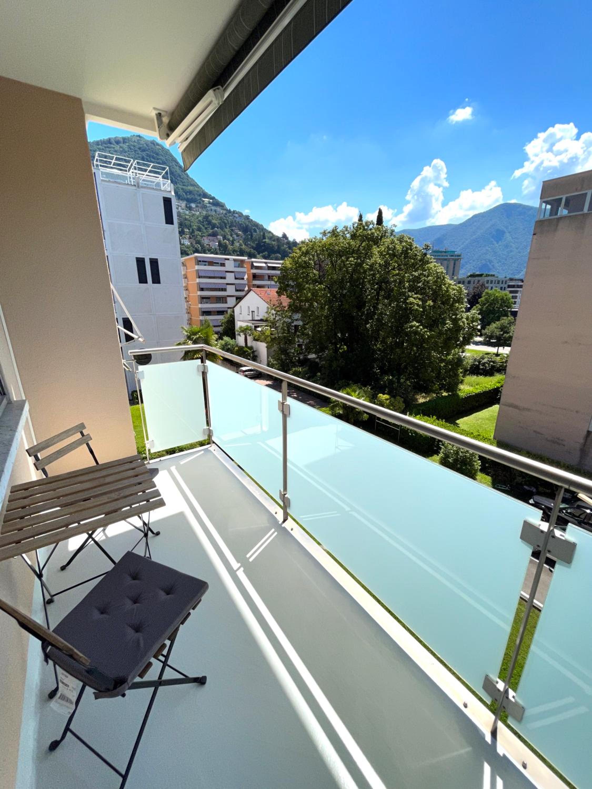 Cozy apartment with Free Parking & close to Lake view 2
