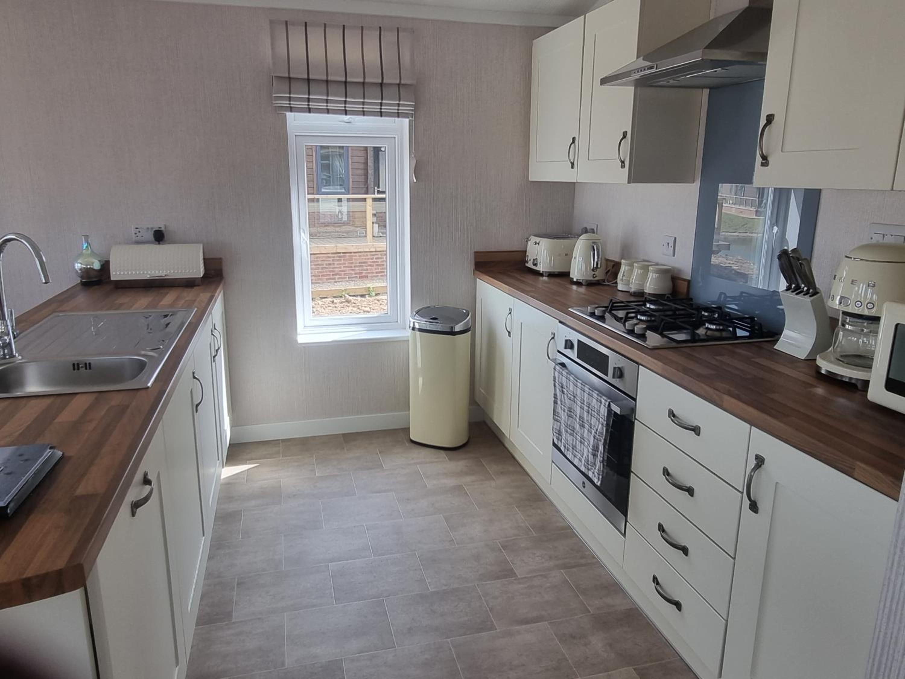Pet Friendly 2-Bed Luxury Lodge in Routh w HotTub view 5