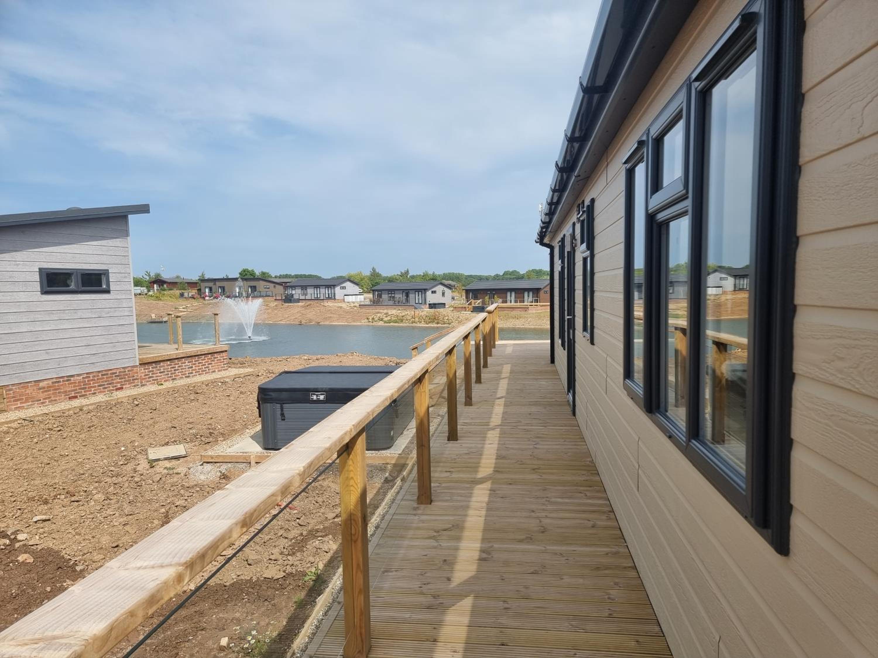 Pet Friendly 2-Bed Luxury Lodge in Routh w HotTub view 3