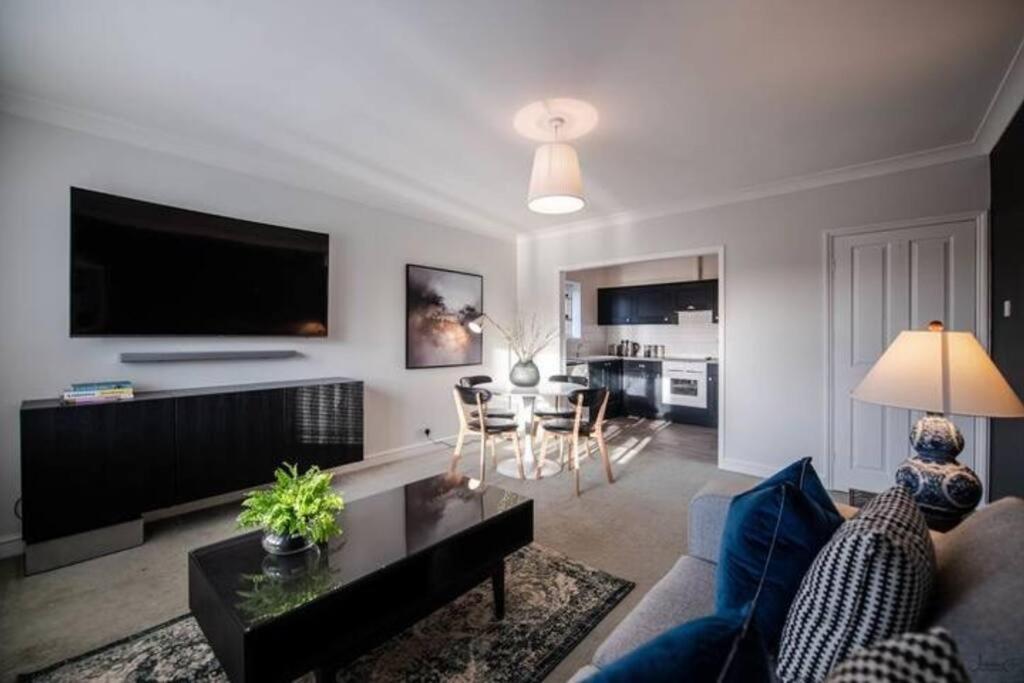 Oxford Vacations - Oxford Summertown Modern Apartment - Property Image 6