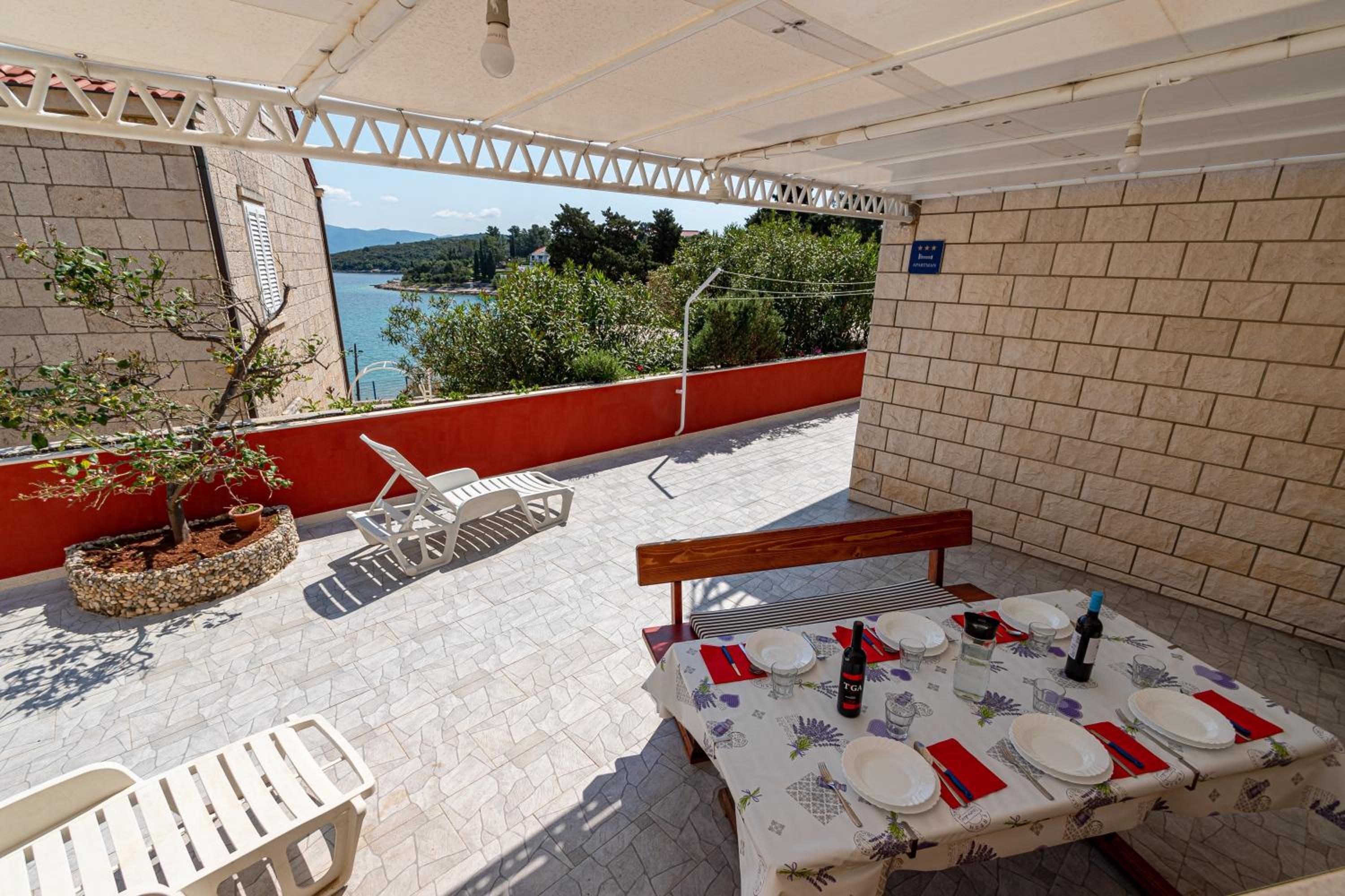 Apartments Siri, 1 min walk to the beach view 4