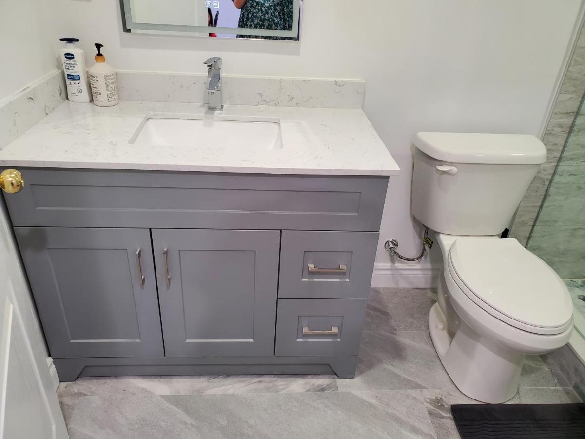 Deluxe King Size Ensuite bed room near the airport