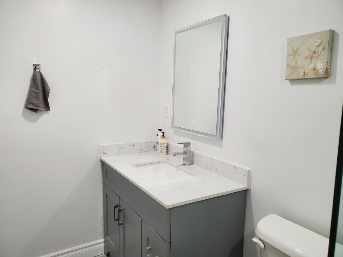 Deluxe King Size Ensuite bed room near the airport