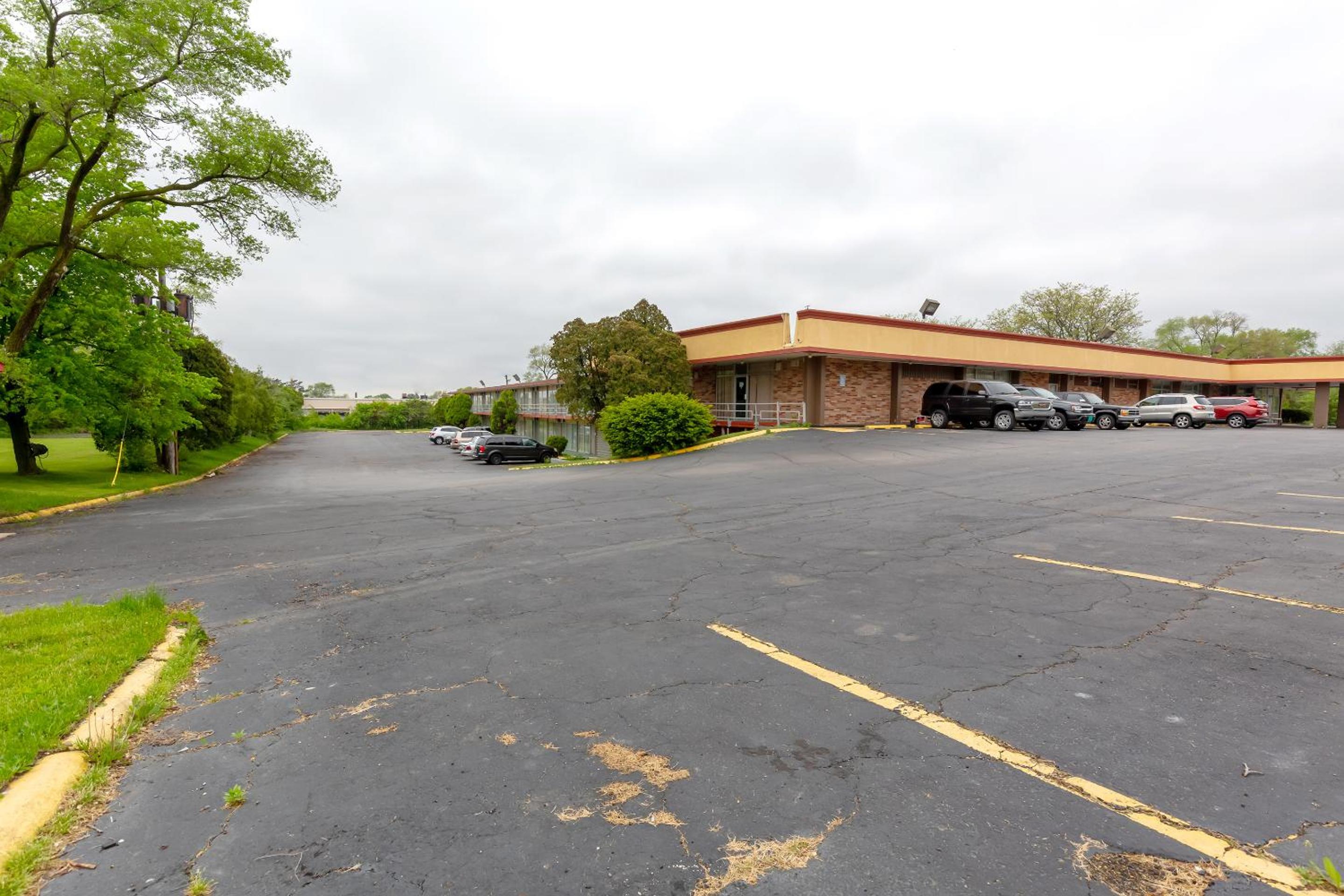 Americas Best Value Inn Rockford view 5