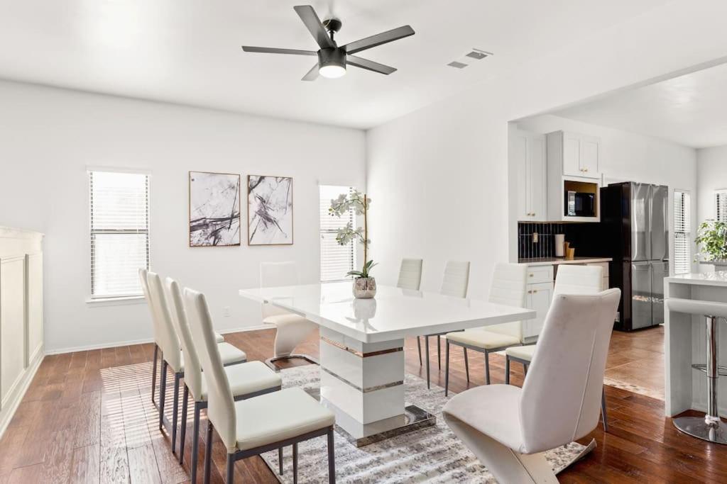 Hotel 5 Bedrooms W/ Hot Tub, Chefs Kitchen, Game Lounge