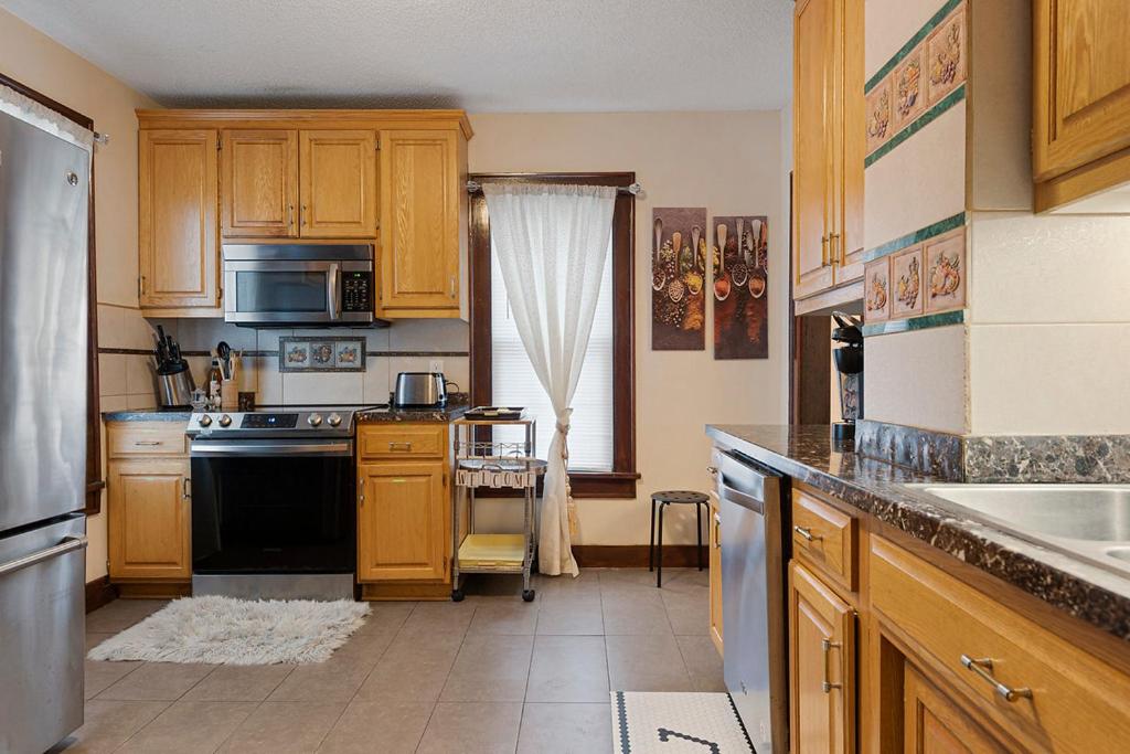 AMAZING TRADITIONAL HOME SOUTH MINNEAPOLIS view 3
