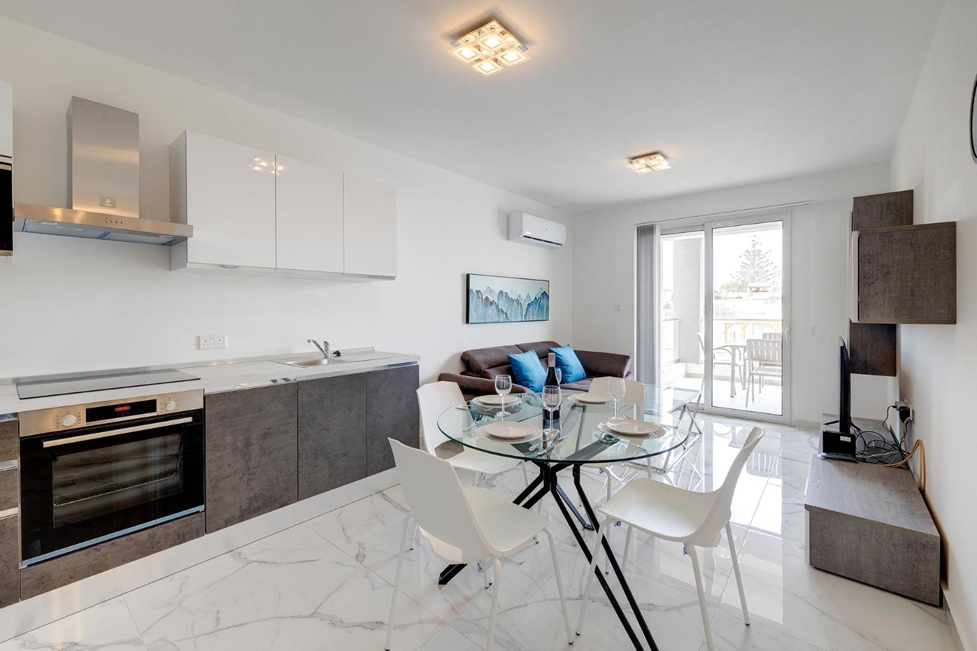 Splendid 2BR Apartment, steps to St Georges Bay photo 2