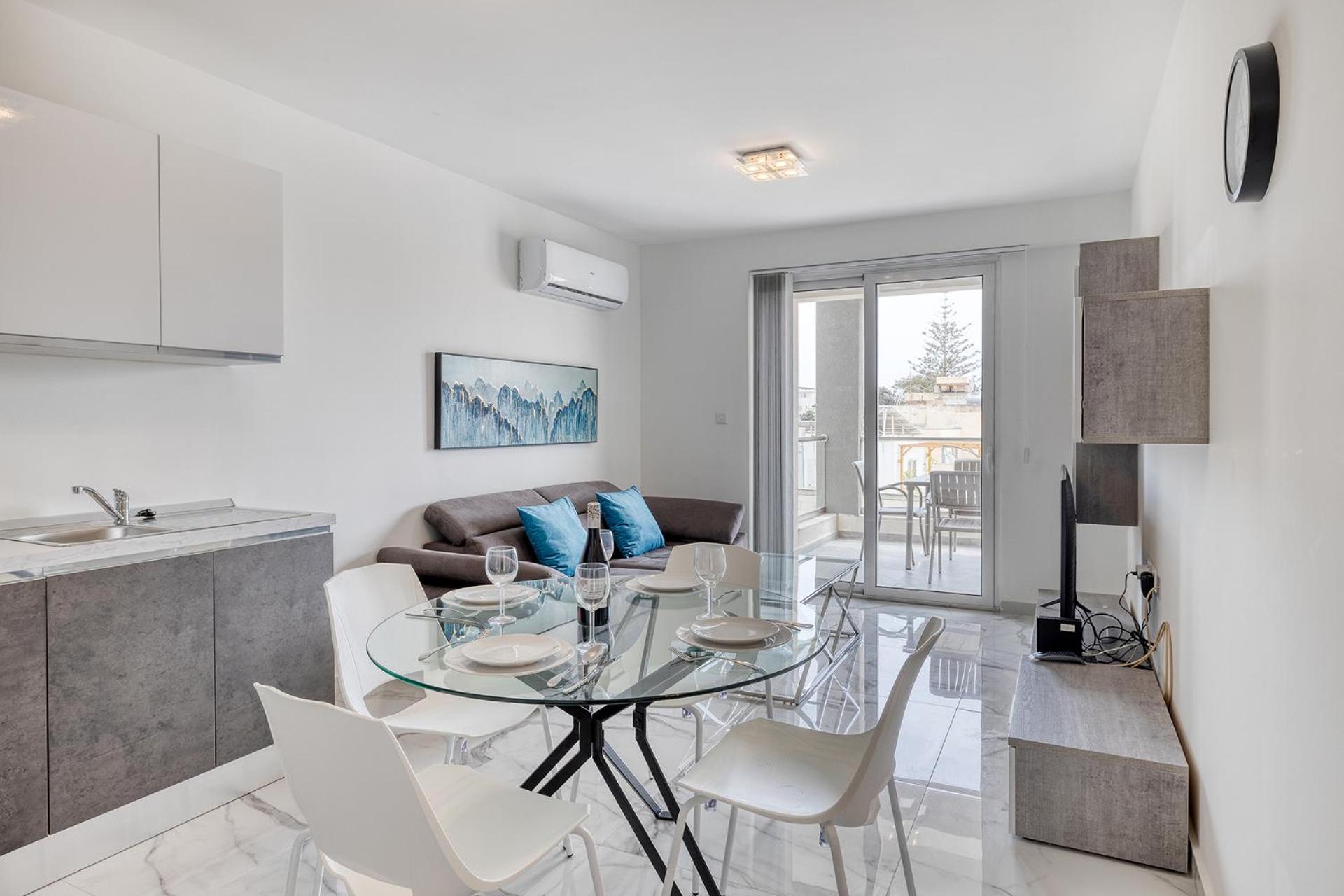 Splendid 2BR Apartment, steps to St Georges Bay photo 4