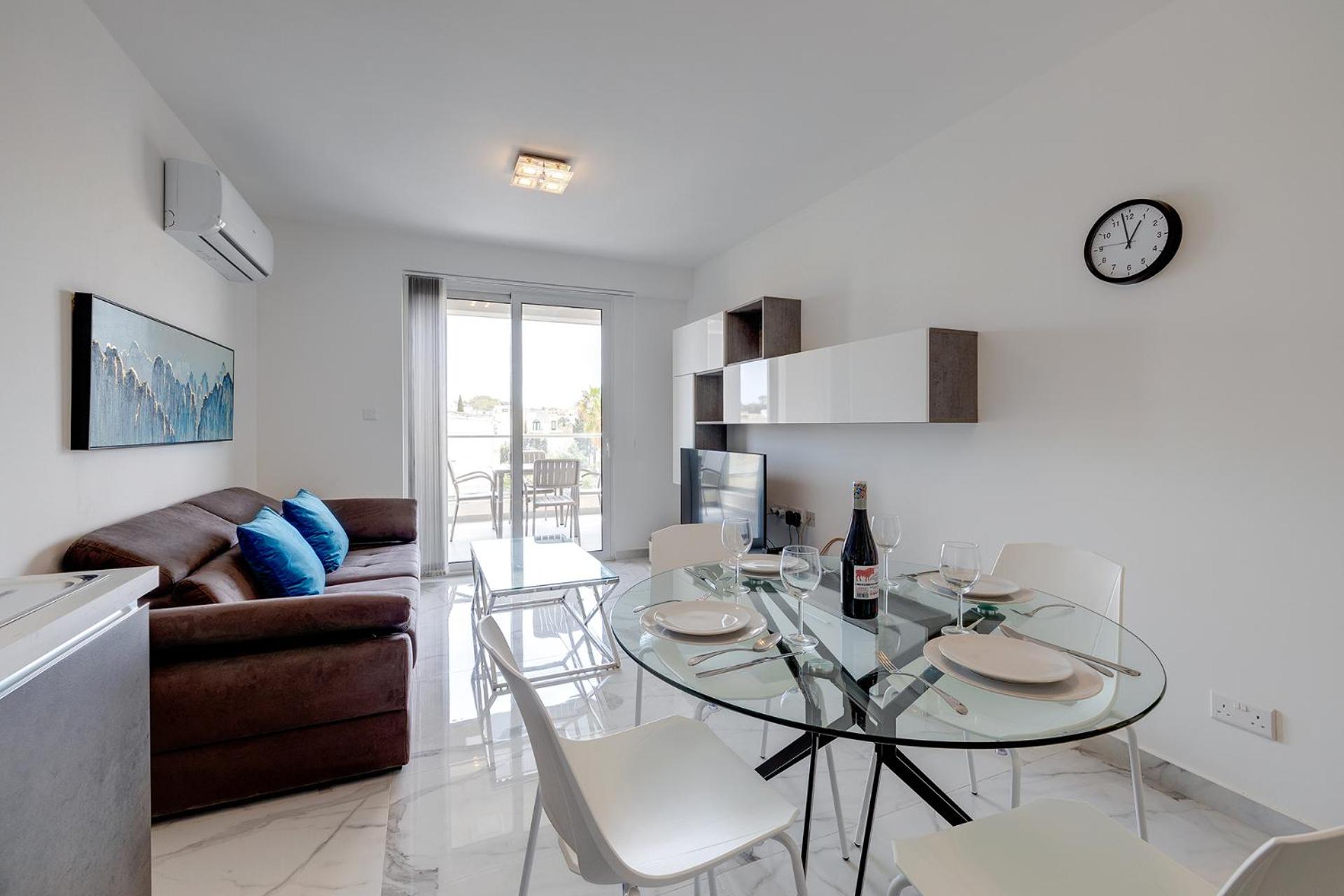 Splendid 2BR Apartment, steps to St Georges Bay photo 2