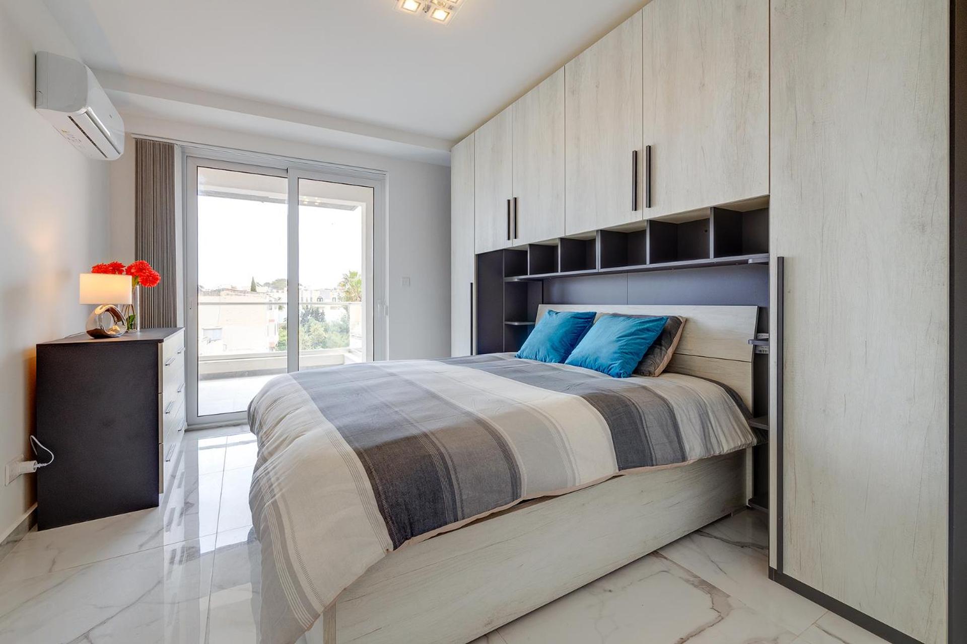 Splendid 2BR Apartment, steps to St Georges Bay photo 3