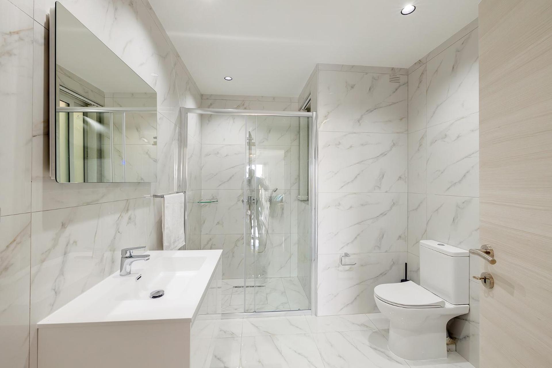 Splendid 2BR Apartment, steps to St Georges Bay photo 5