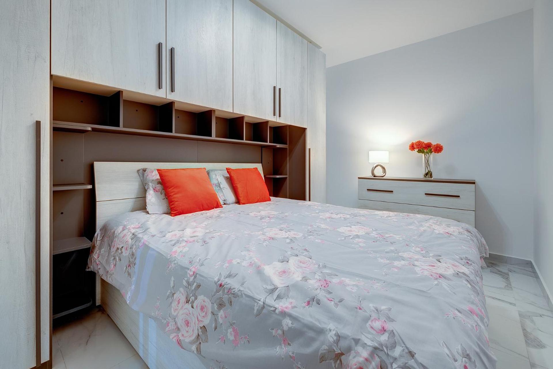 Splendid 2BR Apartment, steps to St Georges Bay photo 4