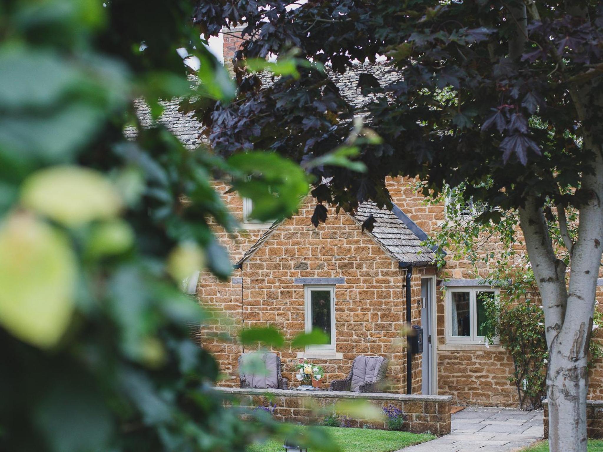 Climbing Rose Cottage - Dog Friendly - Peaceful Cotswold Cottage view 5