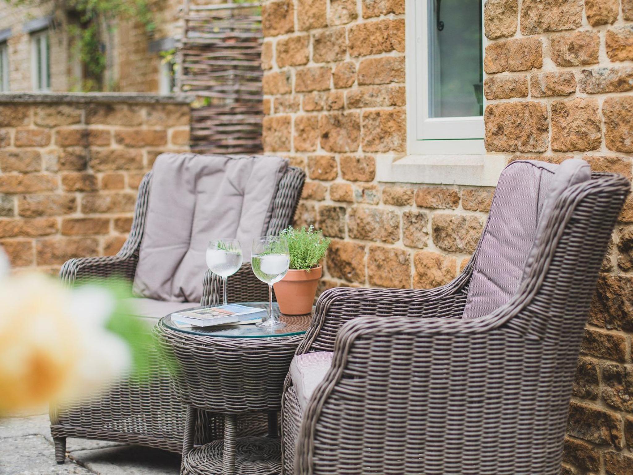 Climbing Rose Cottage - Dog Friendly - Peaceful Cotswold Cottage view 3