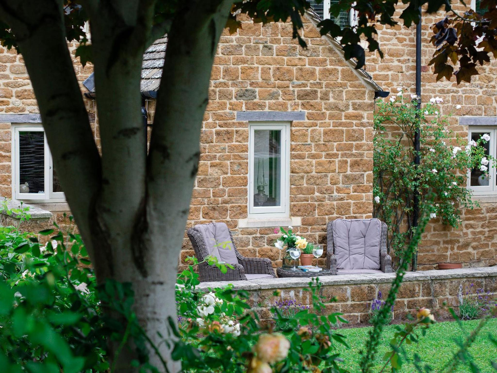 Climbing Rose Cottage - Dog Friendly - Peaceful Cotswold Cottage view 2