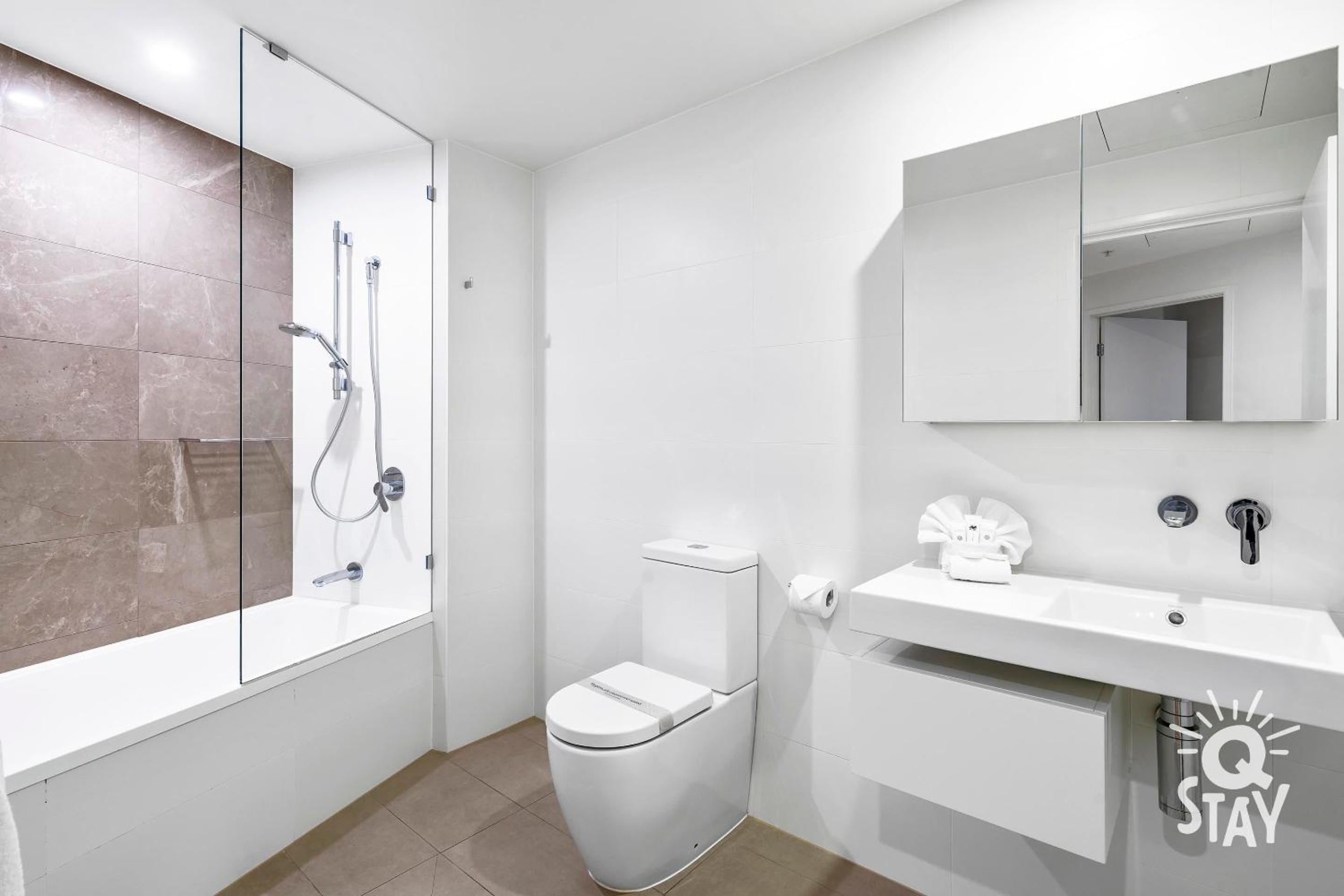 Ruby - 3 Bedroom Family Apartment with Views!