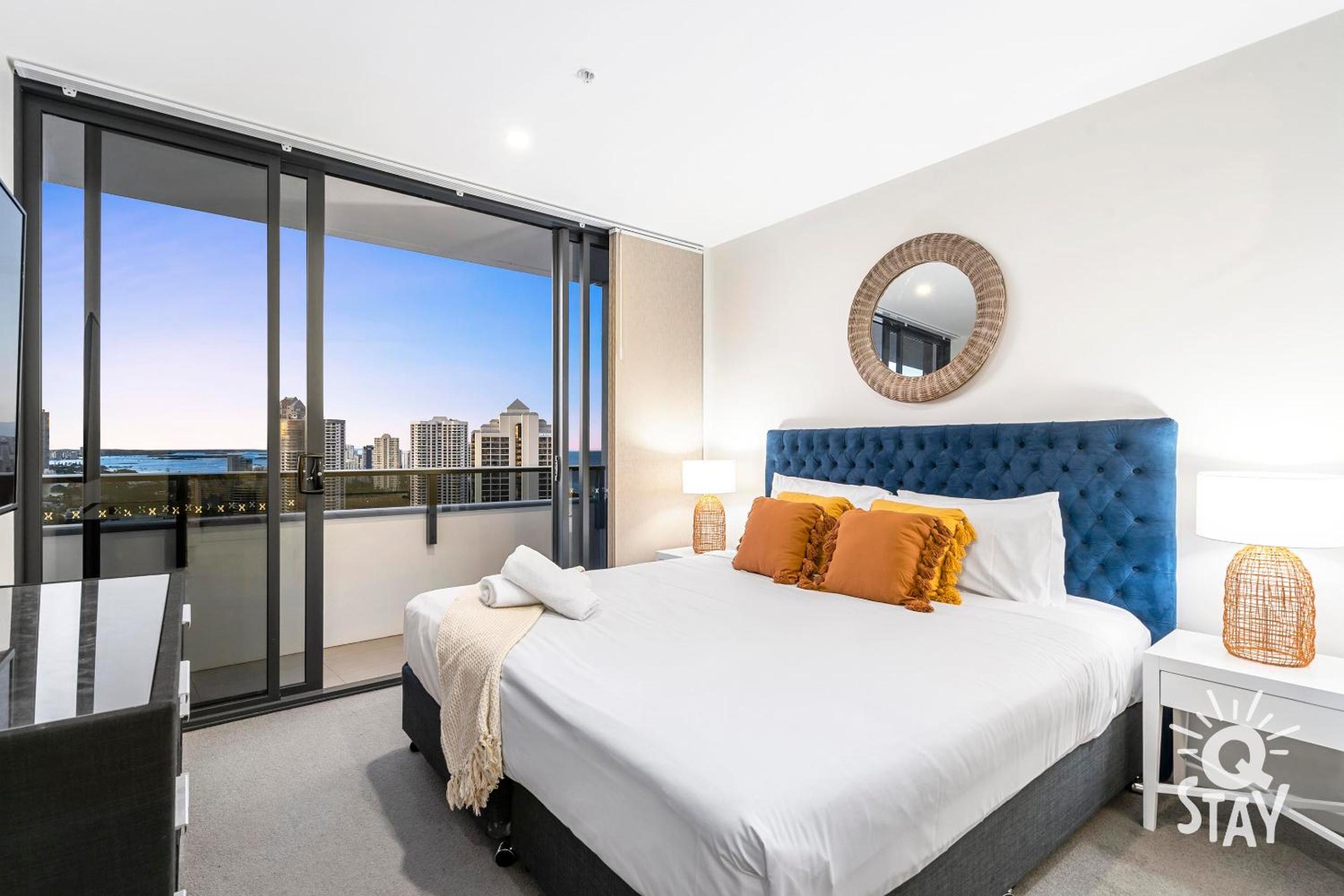 Ruby - 3 Bedroom Family Apartment with Views!