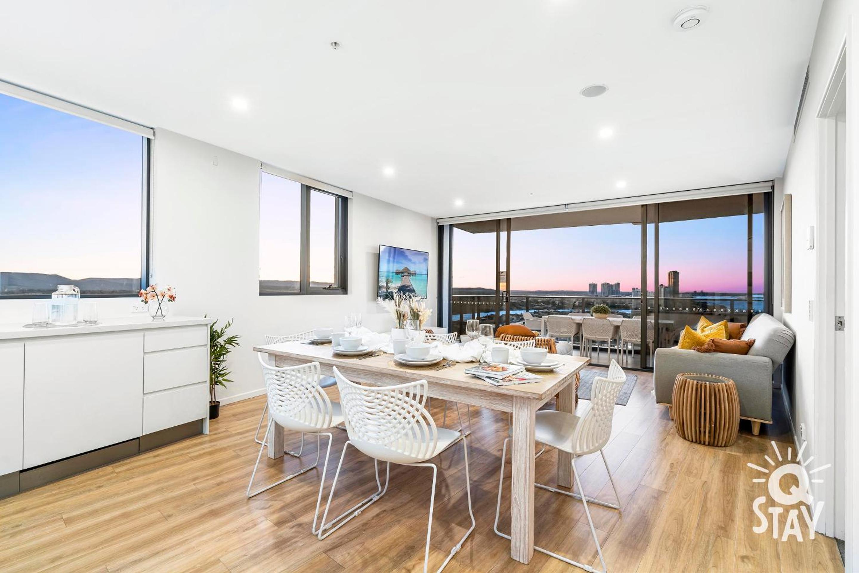 Ruby - 3 Bedroom Family Apartment with Views!