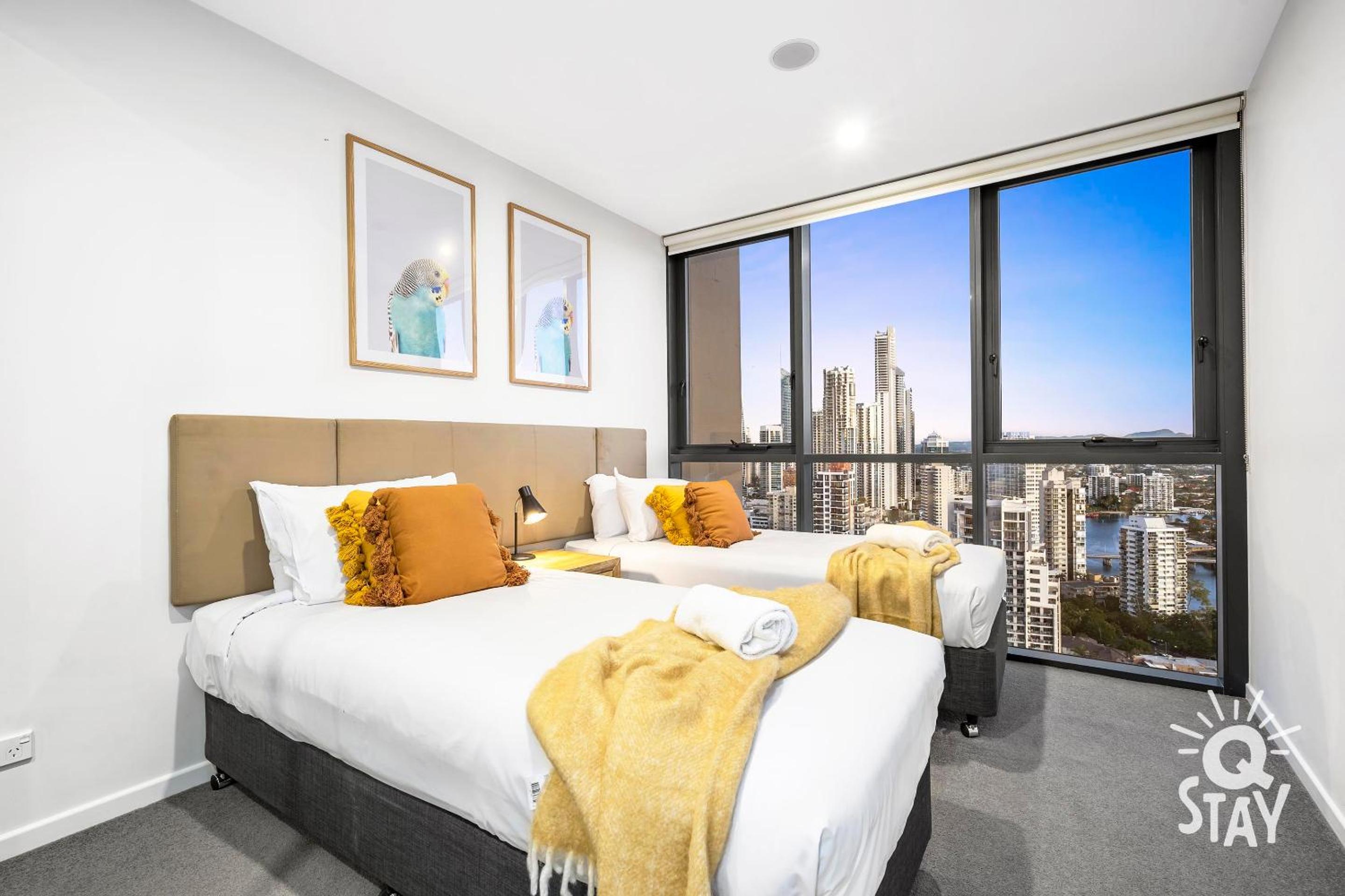 Ruby - 3 Bedroom Family Apartment with Views!