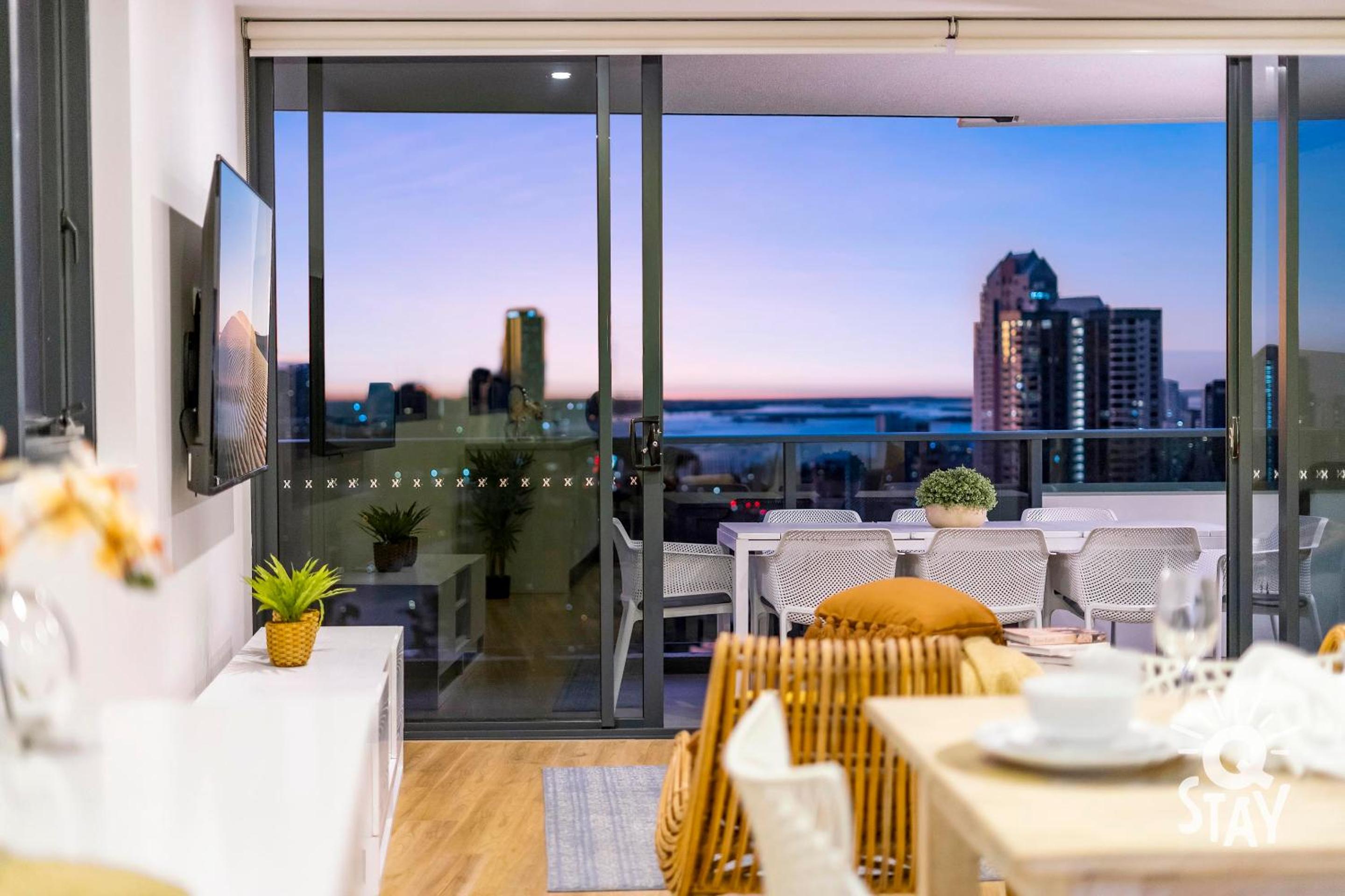 Ruby - 3 Bedroom Family Apartment with Views!