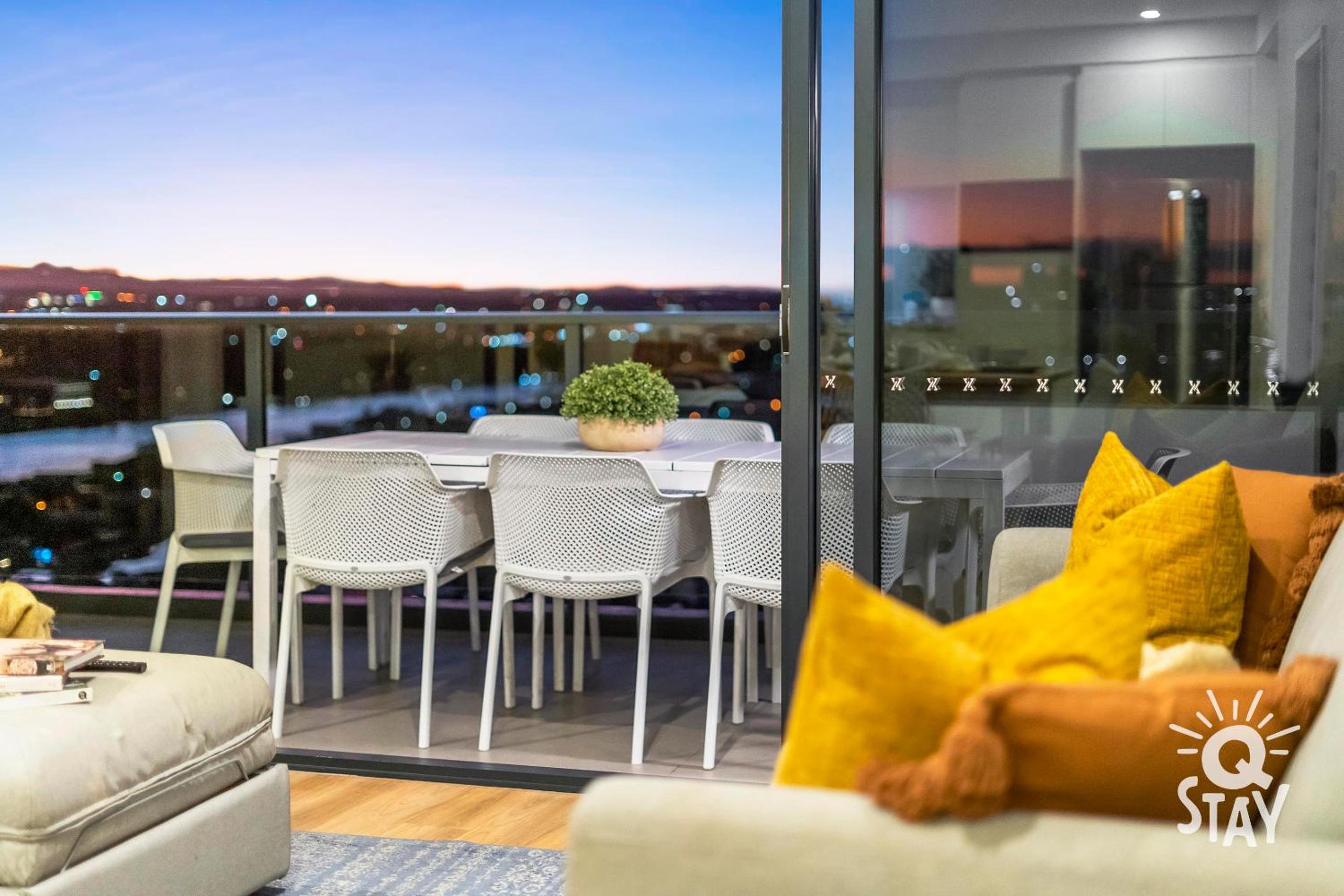 Ruby - 3 Bedroom Family Apartment with Views!