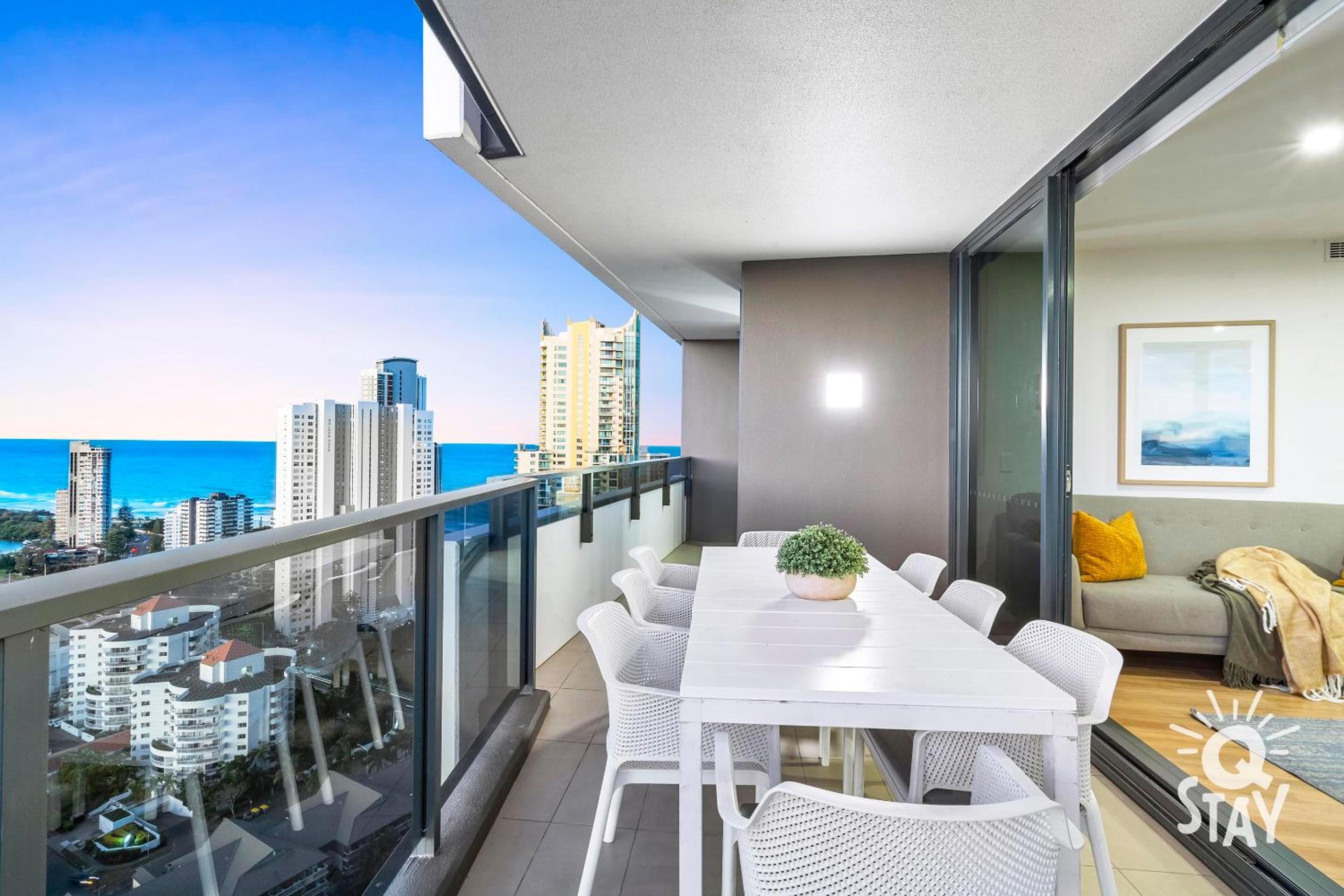 Ruby - 3 Bedroom Family Apartment with Views!