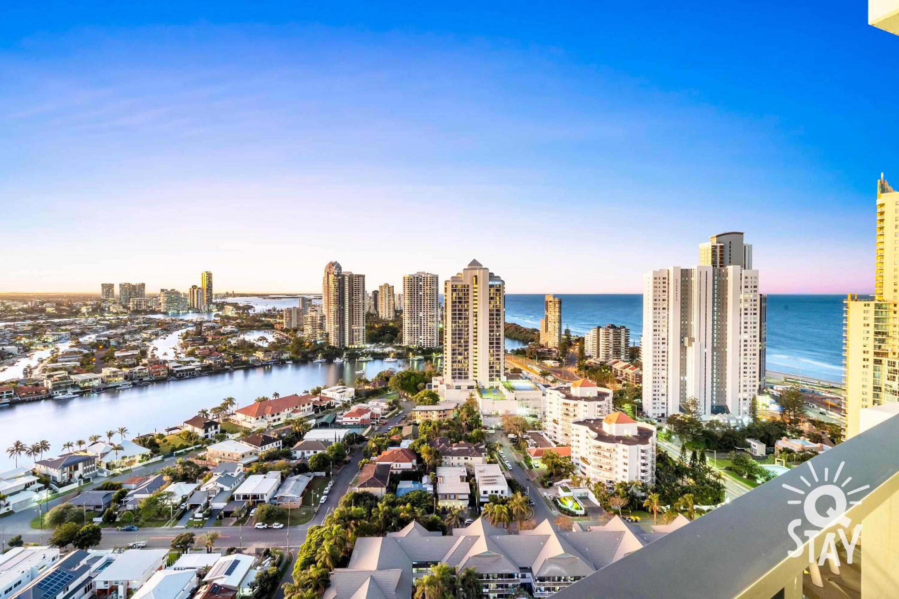 Ruby - 3 Bedroom Family Apartment with Views!