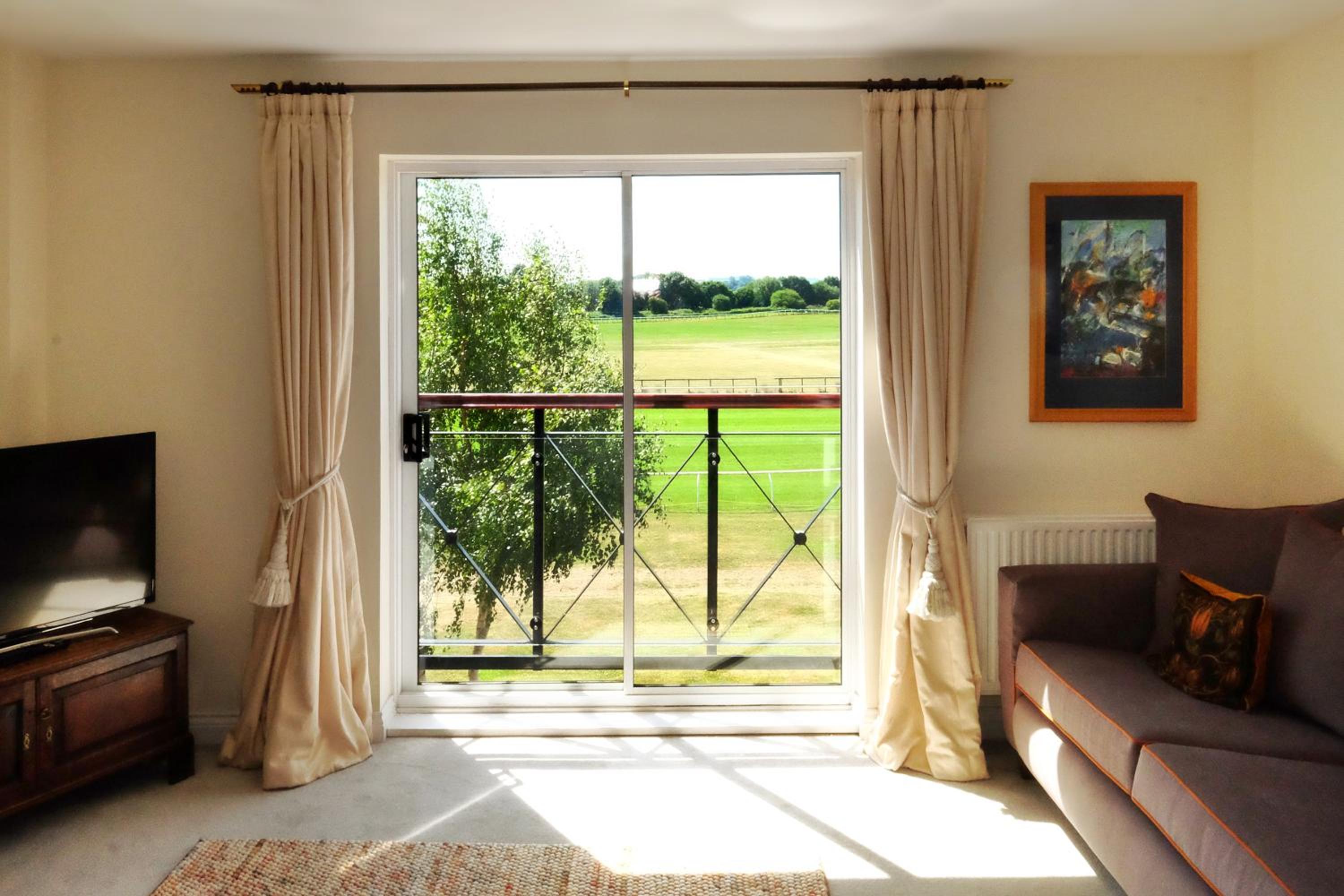 Central Stratford, 3 bedrooms, sleeps 6, easy walk to town, Parking, Self Catering, Great View view 3