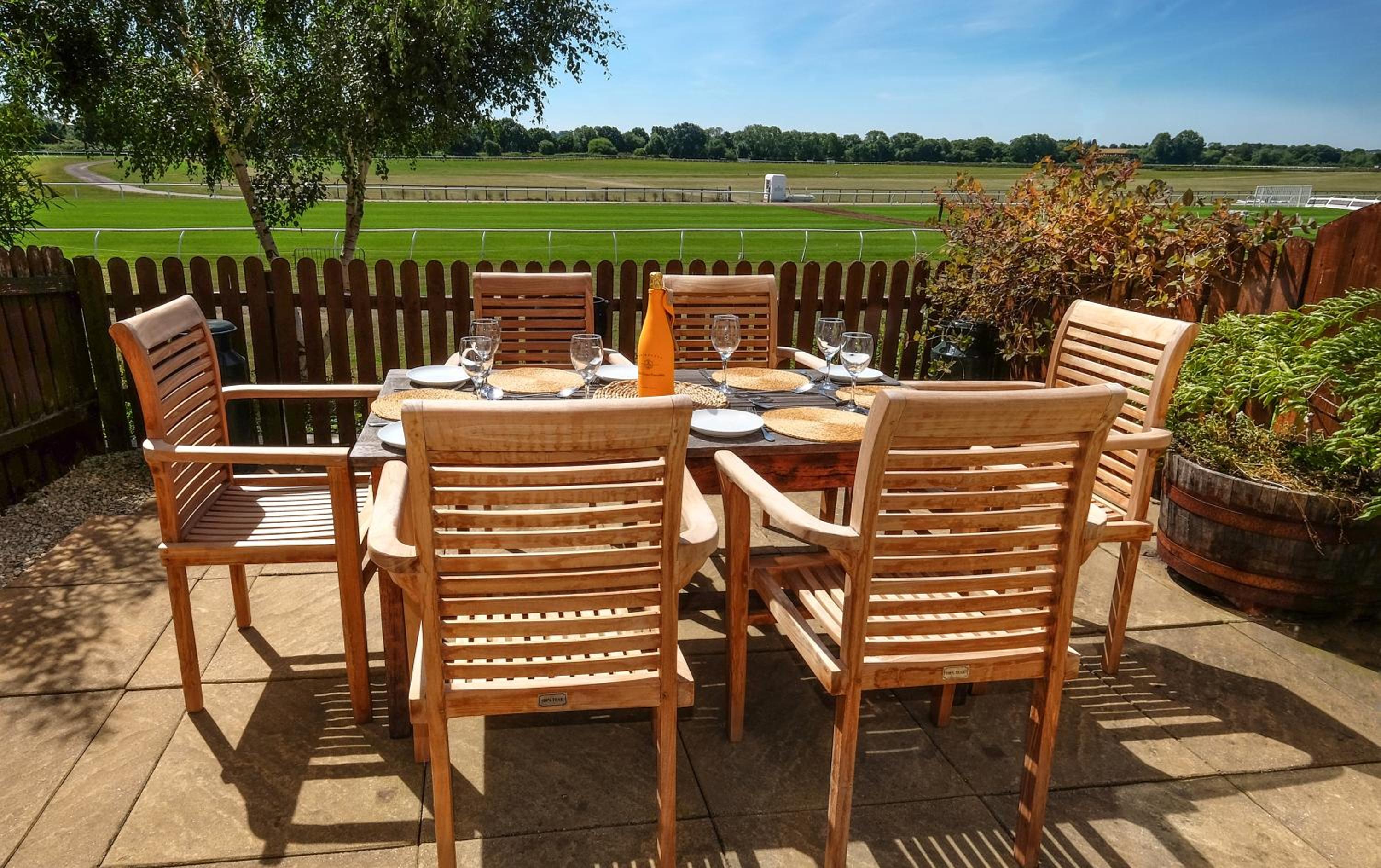 Central Stratford, 3 bedrooms, sleeps 6, easy walk to town, Parking, Self Catering, Great View view 5