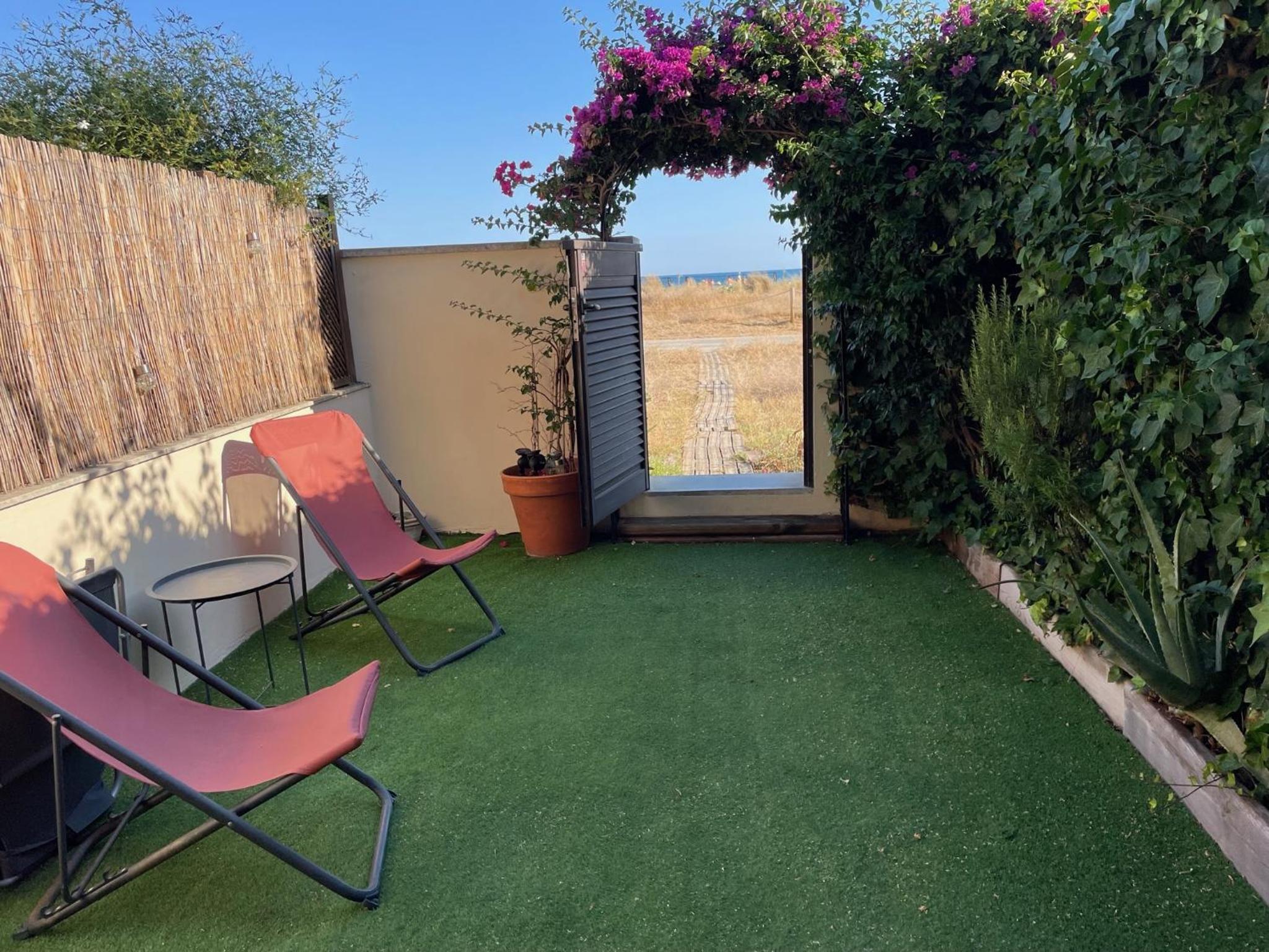 Beach flat with garden photo 5