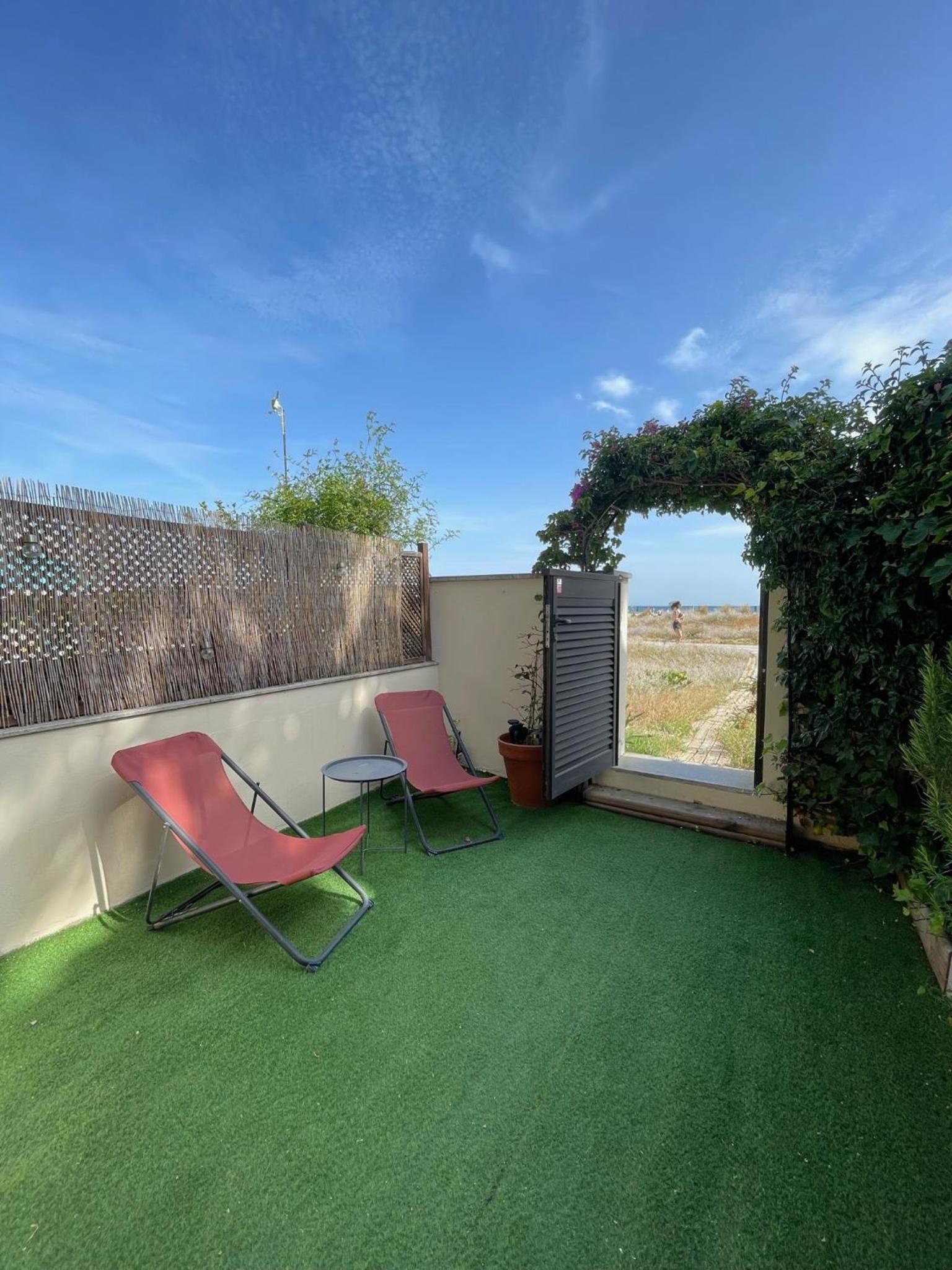 Beach flat with garden photo 4