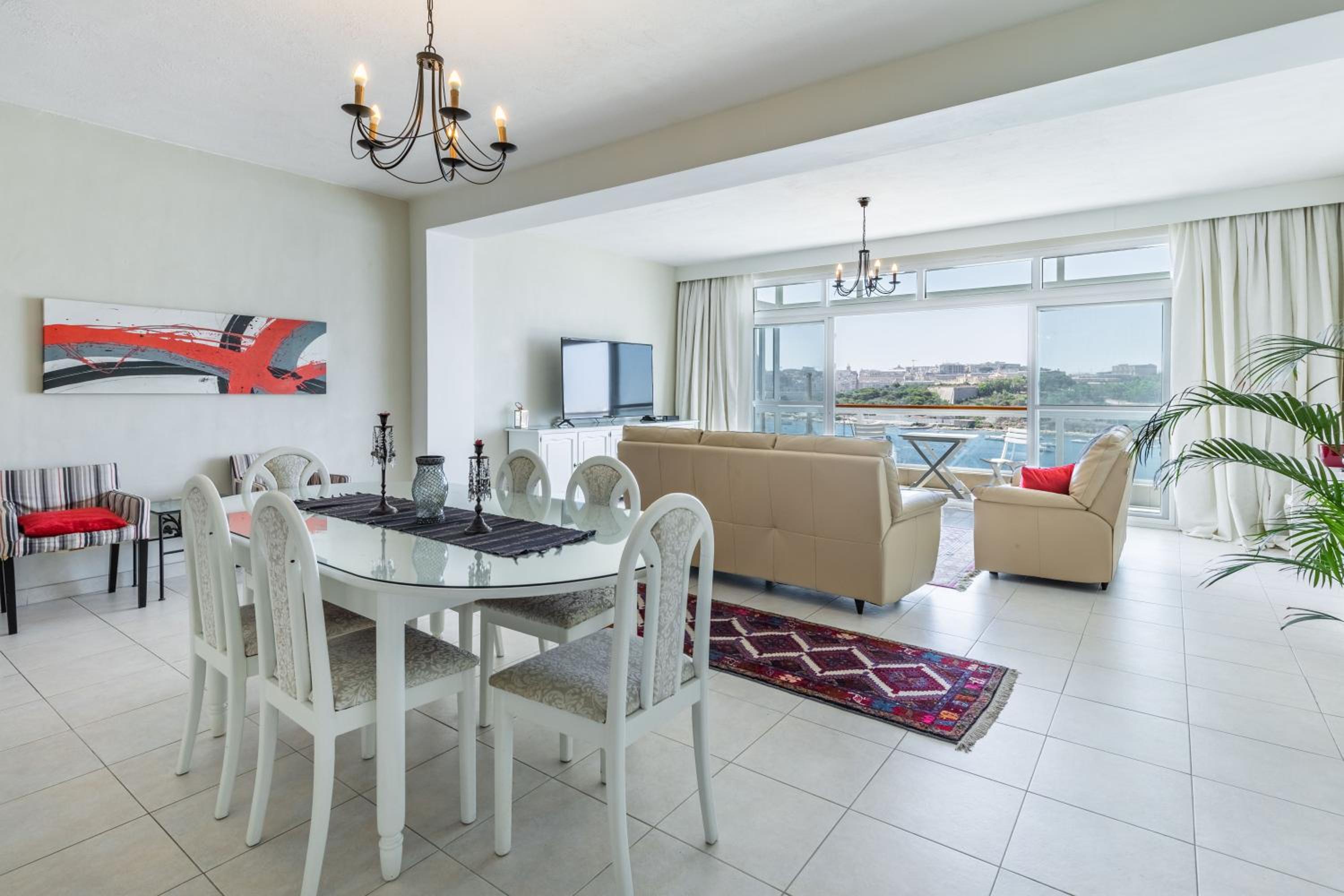 Stunning - Seafront 3-Bedroom 6th Floor view 2