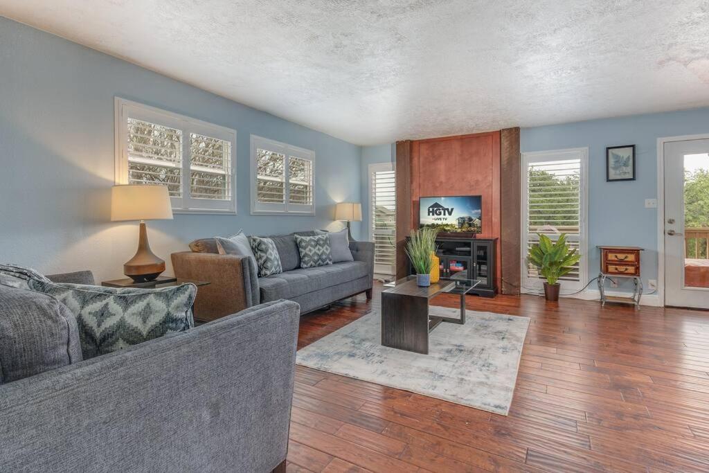 Cozy 3br/2bath vacation house at Lake Travis view 3
