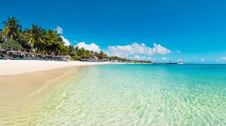 Villa Fitz: Sunlit Beach Getaway w/ Pool + WIFI