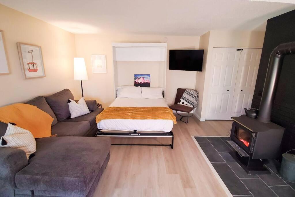 Burke Abode - Trailside Condo with King & Full Beds view 4