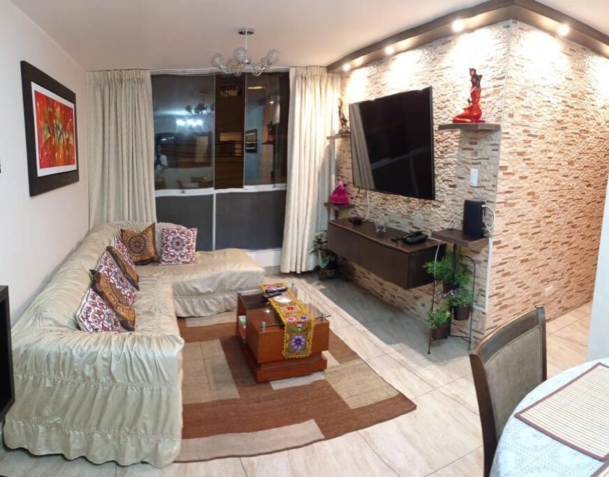 Dpto entero, 2do piso, ascensor y cochera view 3