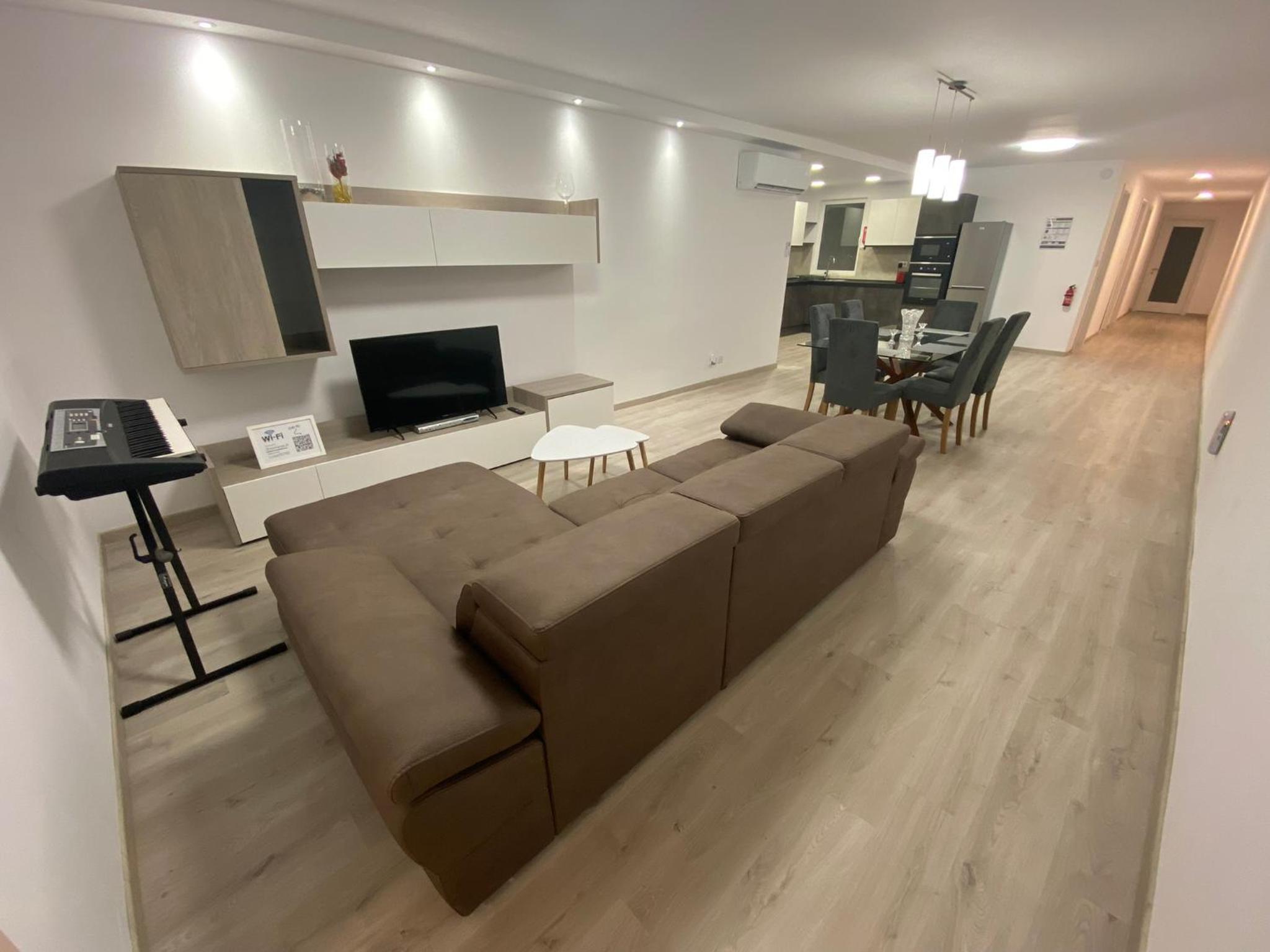 Modern 3-Bedroom Apartment - Ideal for Families and Business - Near Airport