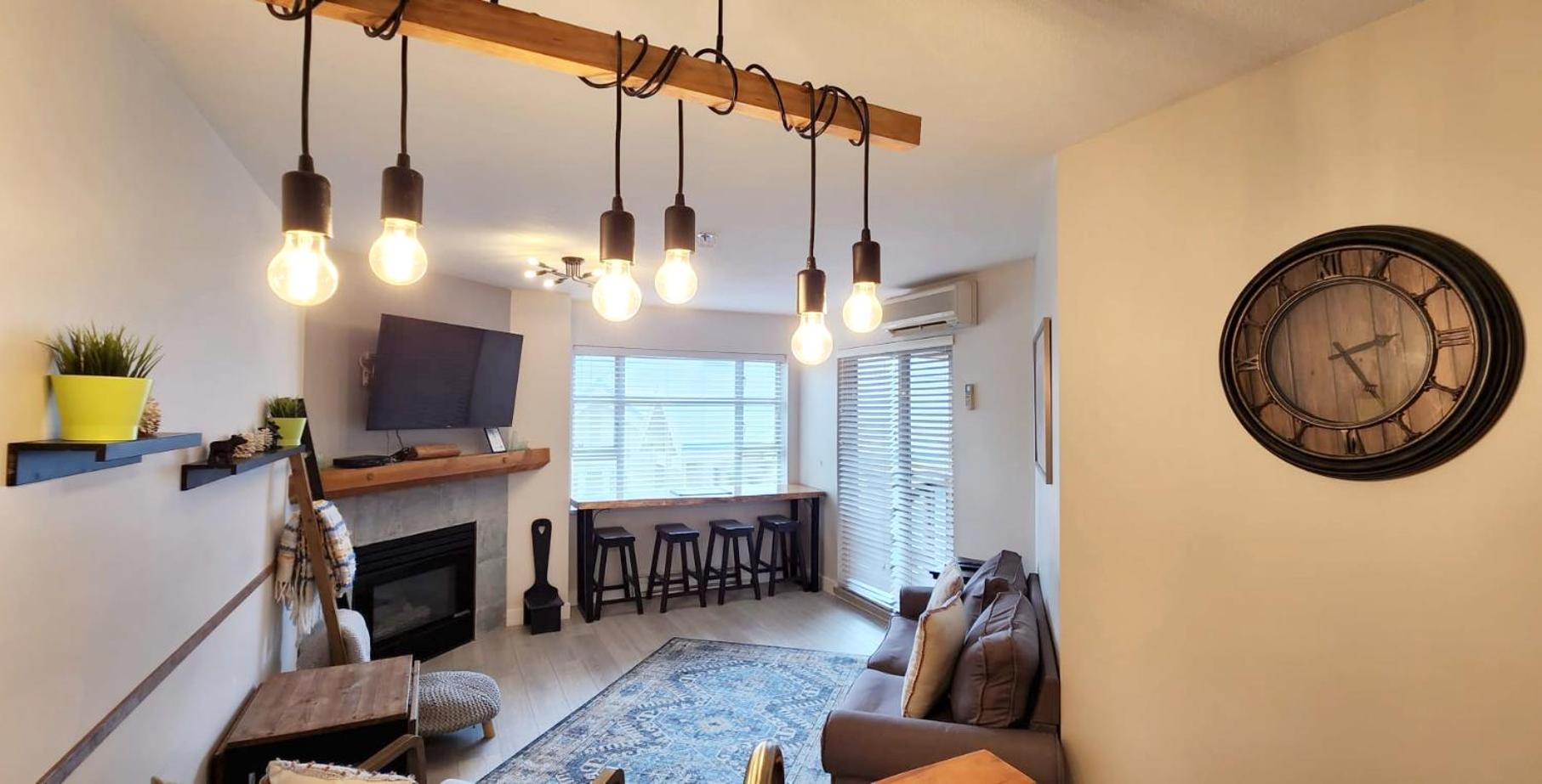1BR plus Den in Marketplace Lodge, Village Location, Mountain Views, Complex Hot Tub